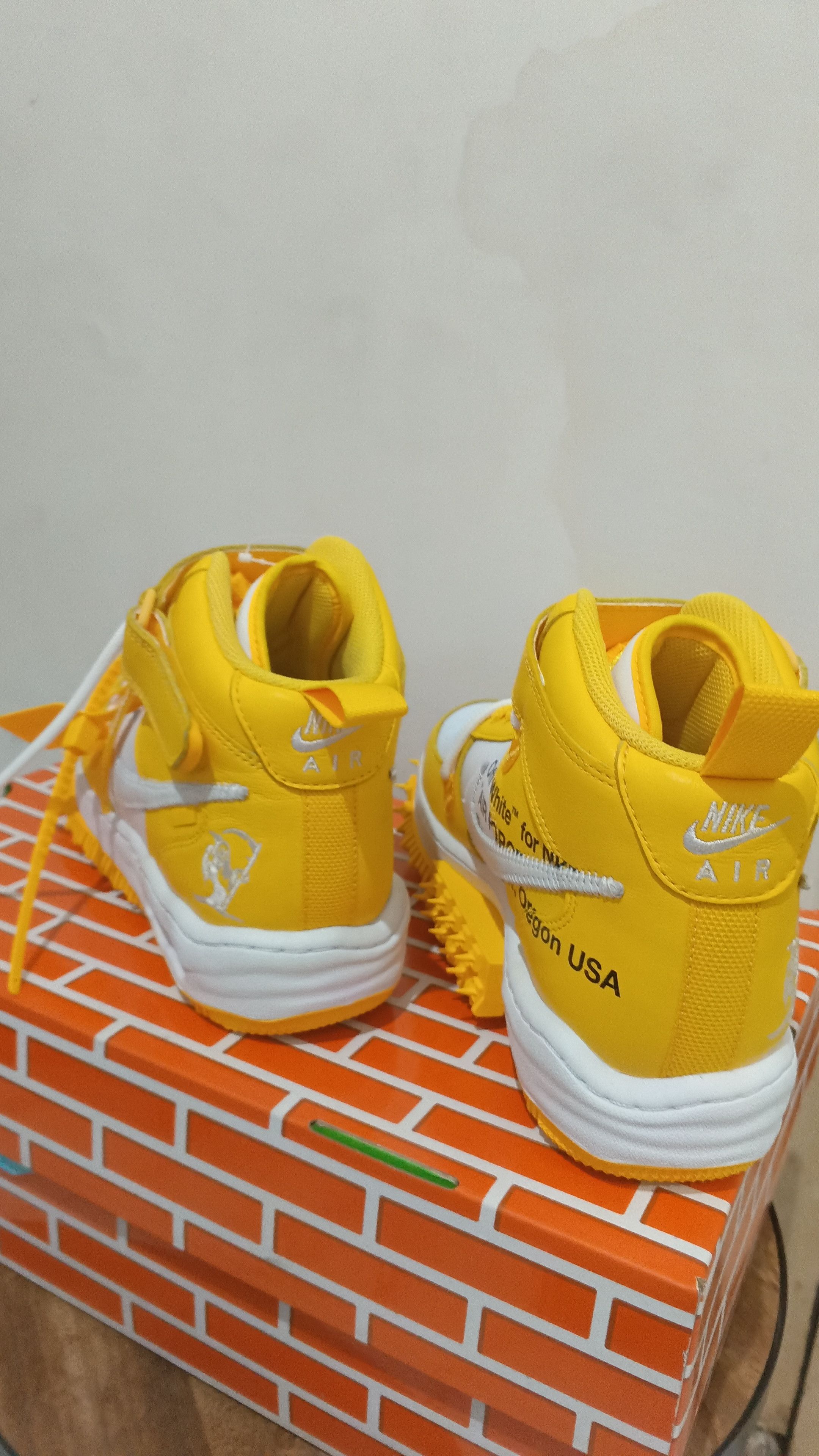 Nike × Off-White Air Force 1 Mid x Off-White™ White and Varsity Maize Size US 8 / EU 41 - 4 Thumbnail