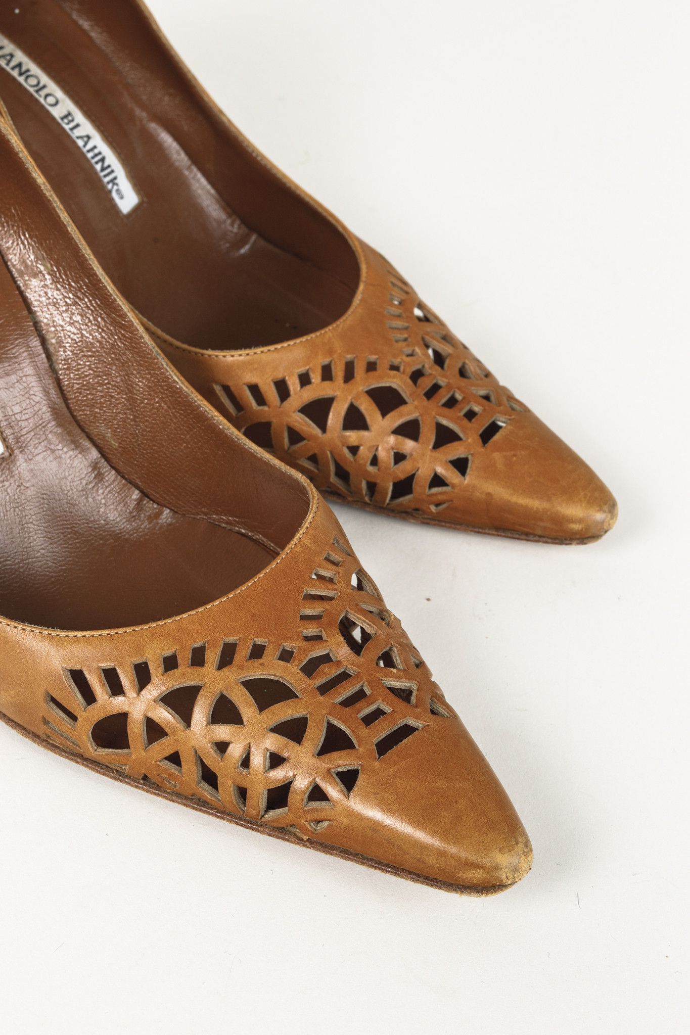 Manolo Blahnik Manolo Blahnik Tan Cut-out Leather Pumps Size US 7 / IT 37 - 6 Thumbnail