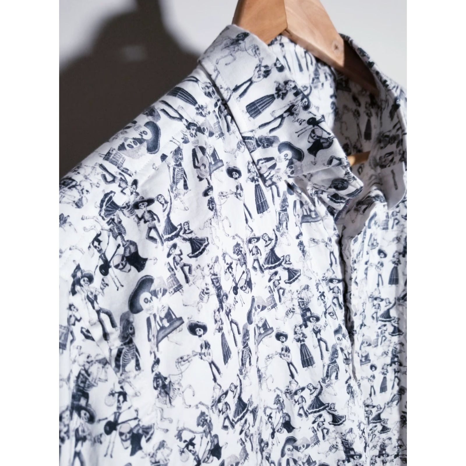 Robert Graham VINTAGE Robert Graham Button-Front Shirt XL White Skull Print 100% Cotton Jacquard Mens Size US XL / EU 56 / 4 - 3 Thumbnail