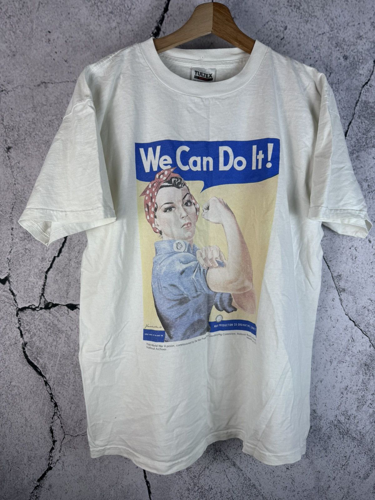 Vintage Vintage 90s Rosie The Riveter World War II Poster T-shirt Size US L / EU 52-54 / 3 - 1 Thumbnail