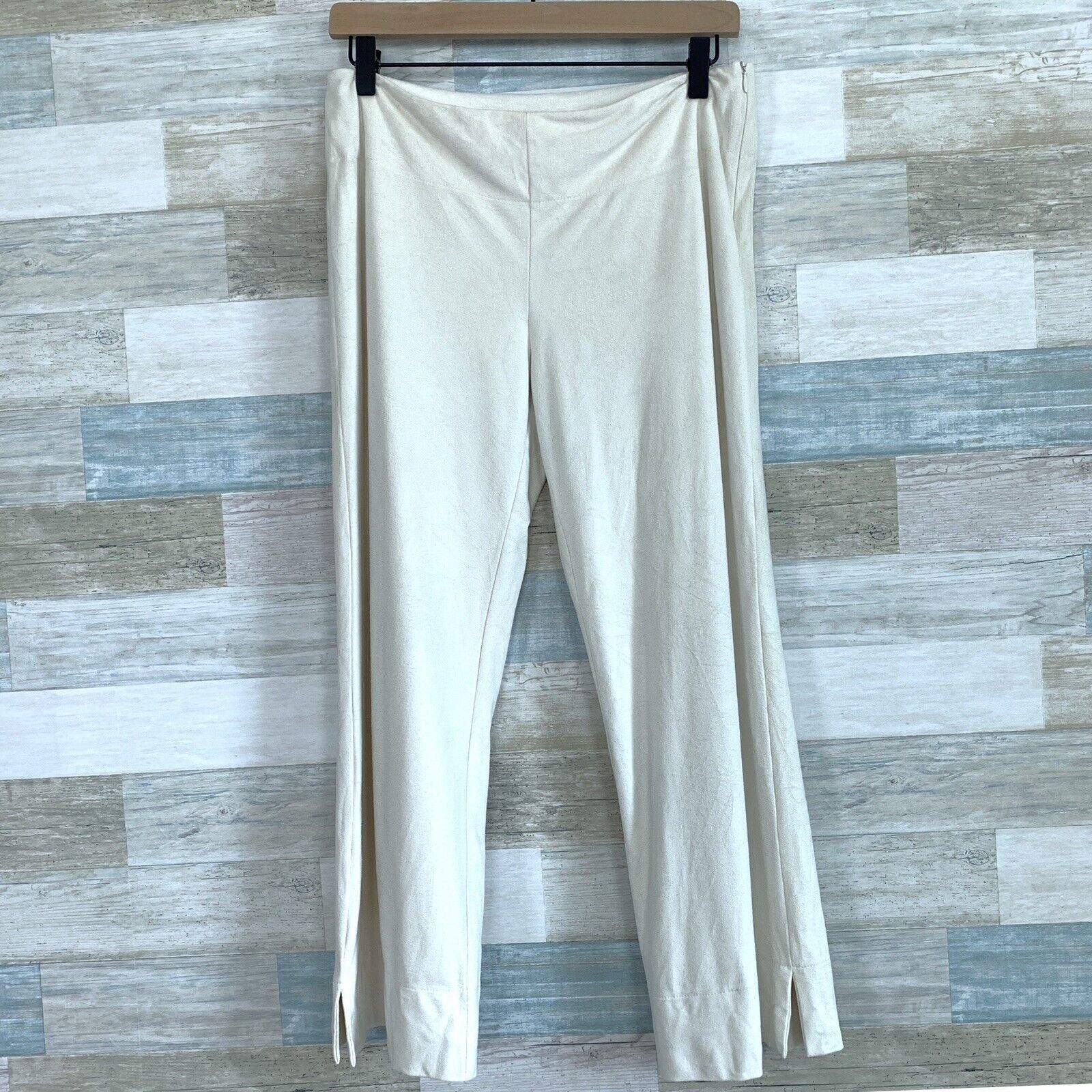 White House Black Market White House Black Market Faux Suede Wide Crop Pants Ivory 6 Size 28" / US 6 / IT 42 - 1 Thumbnail
