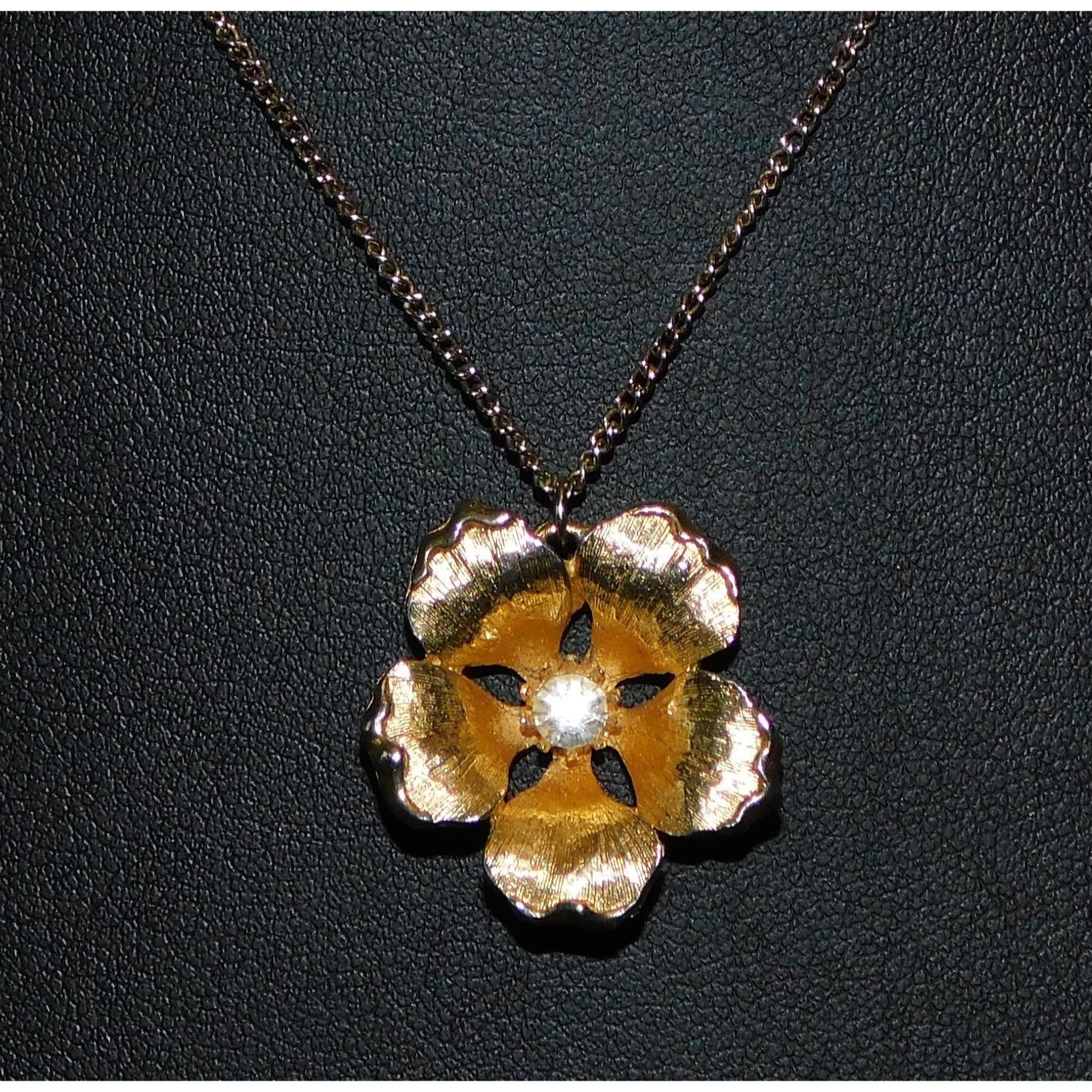 Other Elegant Fairycore Gold Tone Flower Pendant Necklace Size ONE SIZE - 1 Thumbnail