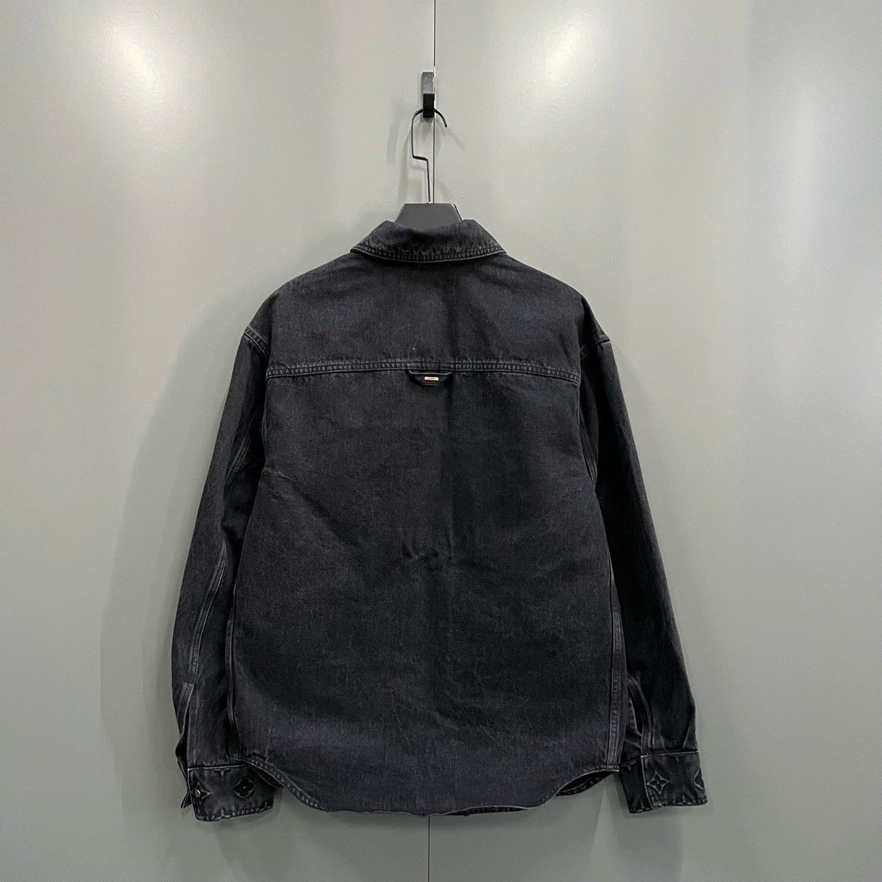 Louis Vuitton louis vuitton embossed logo denim jacket Size US S / EU 44-46 / 1 - 2 Thumbnail