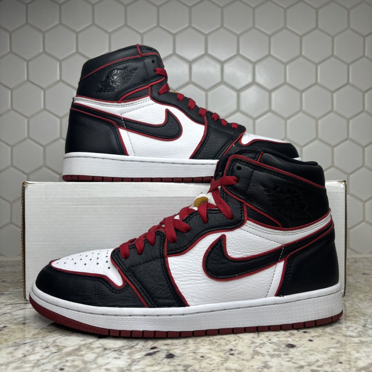 Jordan Brand Size 9.5 - Jordan 1 High OG Bloodline 2019 Light Wear W/Box Size US 9.5 / EU 42-43 - 1 Thumbnail