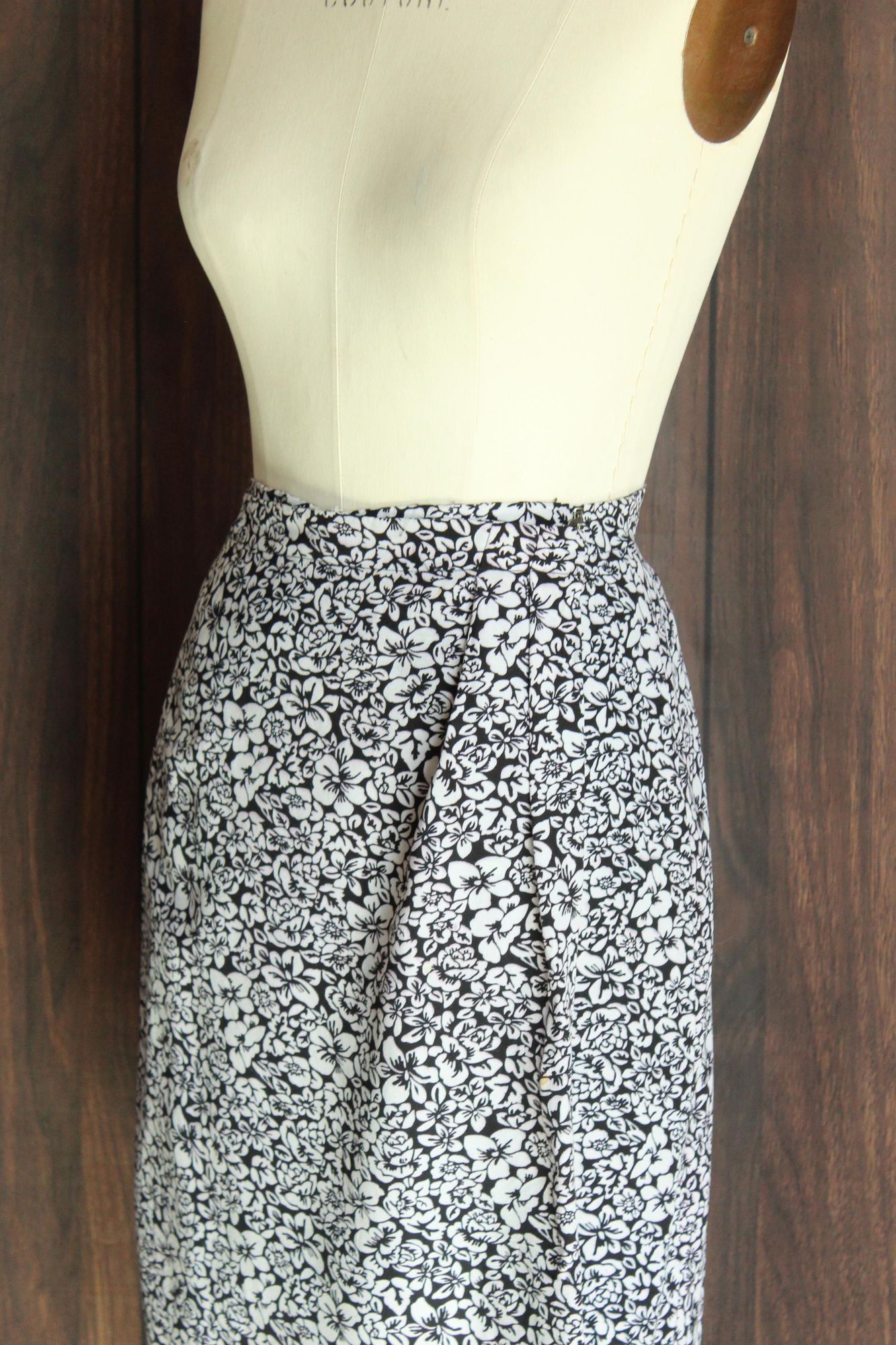 Vintage Vintage 1990s 2000s Wrap Skirt, Liz Claiborne Black and Whit Size 30" / US 8 / IT 44 - 7 Thumbnail
