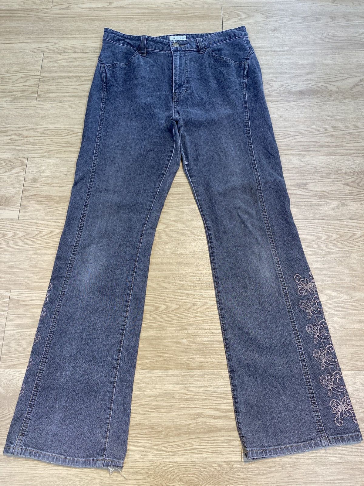 Japanese Brand Vintage Japanese Brand Embroidery Flaired Jeans Size US 29 - 1 Thumbnail