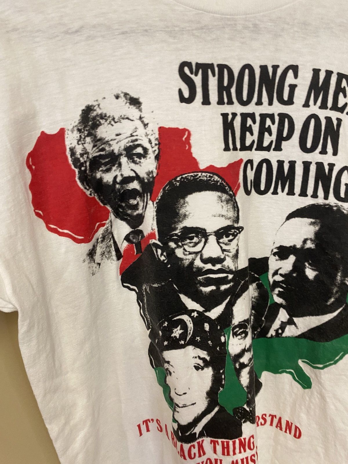 Vintage Strong Men Keep on Coming T-Shirt Size US L / EU 52-54 / 3 - 4 Thumbnail