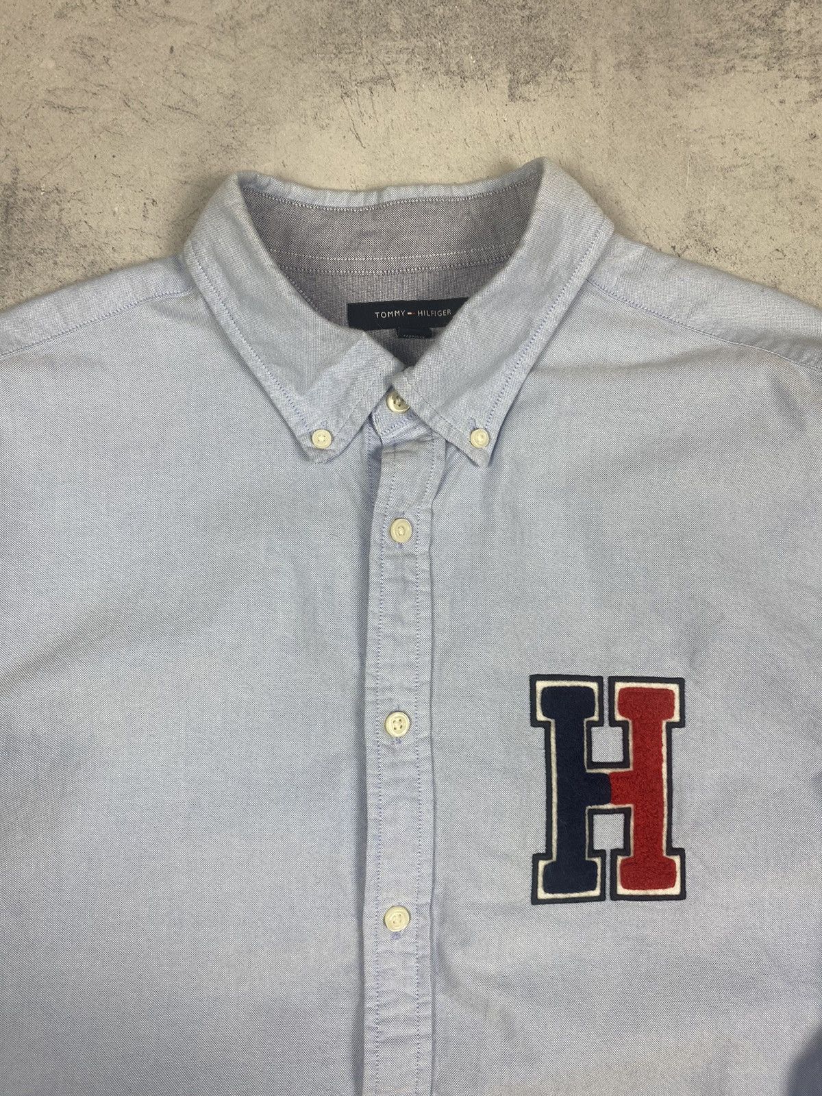 Tommy Hilfiger Tommy Hilfiger Big Logo Designer Button Up Shirt mens size L Size US XL / EU 56 / 4 - 4 Thumbnail