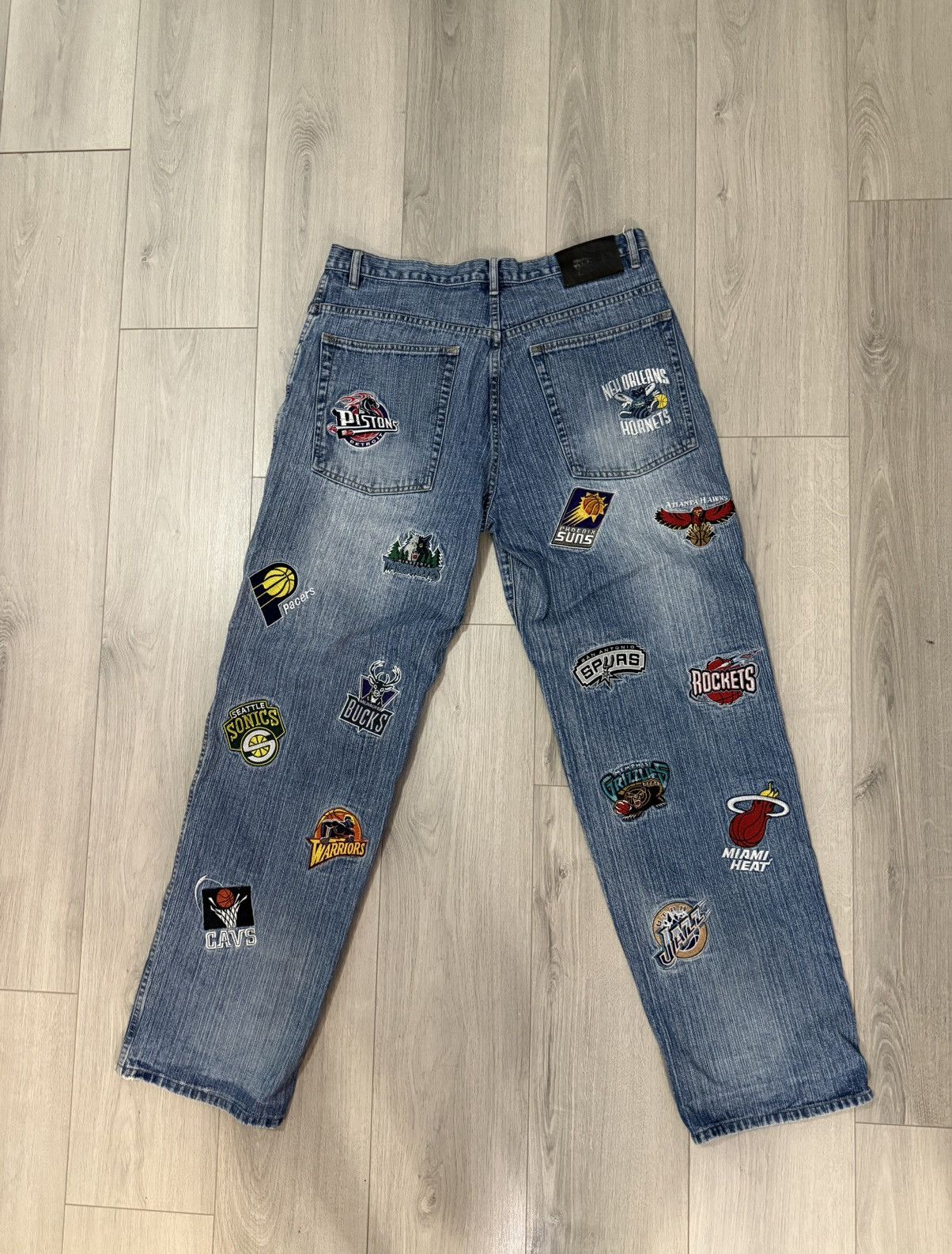 NBA Late 2000s NBA UNK Patch Team Logos Blue Baggy Jeans (37x33) Size US 37 - 2 Thumbnail