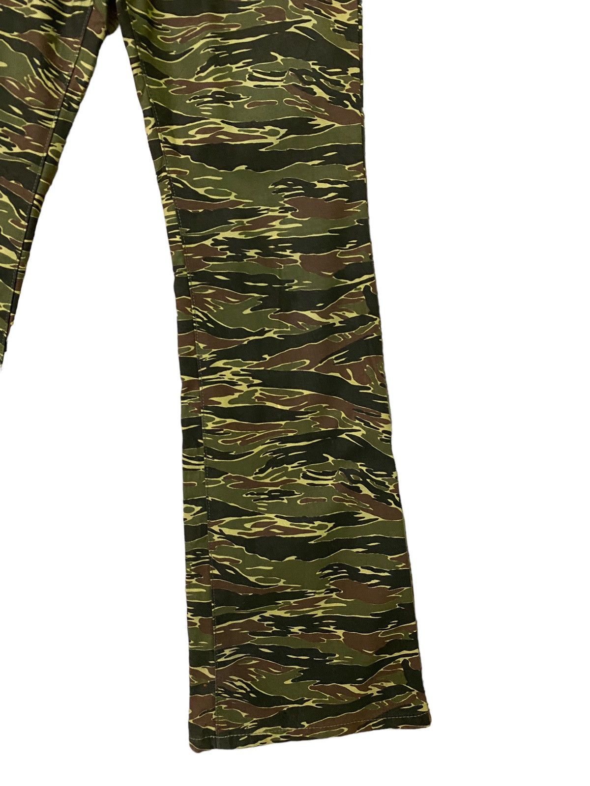 Japanese Brand × Vintage FLARED CAMOUFLAGE STYLE BELL BOTTOM BOOTCUT DENIM JEANS Size US 26 / EU 42 - 6 Thumbnail