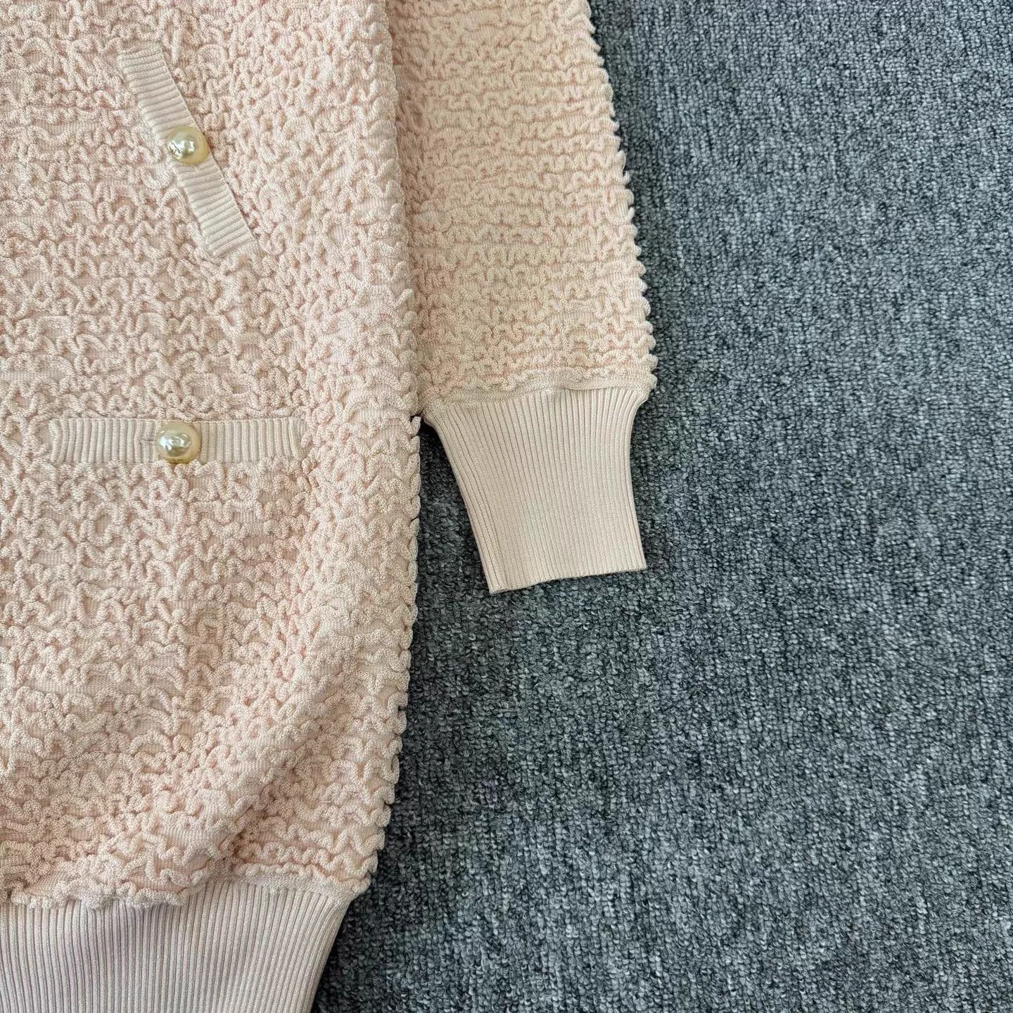 Chanel CHANEL light pink pearl button ribbed Jkt 42 Size M / US 6-8 / IT 42-44 - 3 Thumbnail