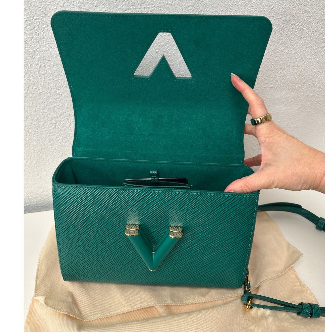 Louis Vuitton Louis Vuitton Twist MM Shoulder Bag – Emerald Epi Leather Size ONE SIZE - 14 Thumbnail