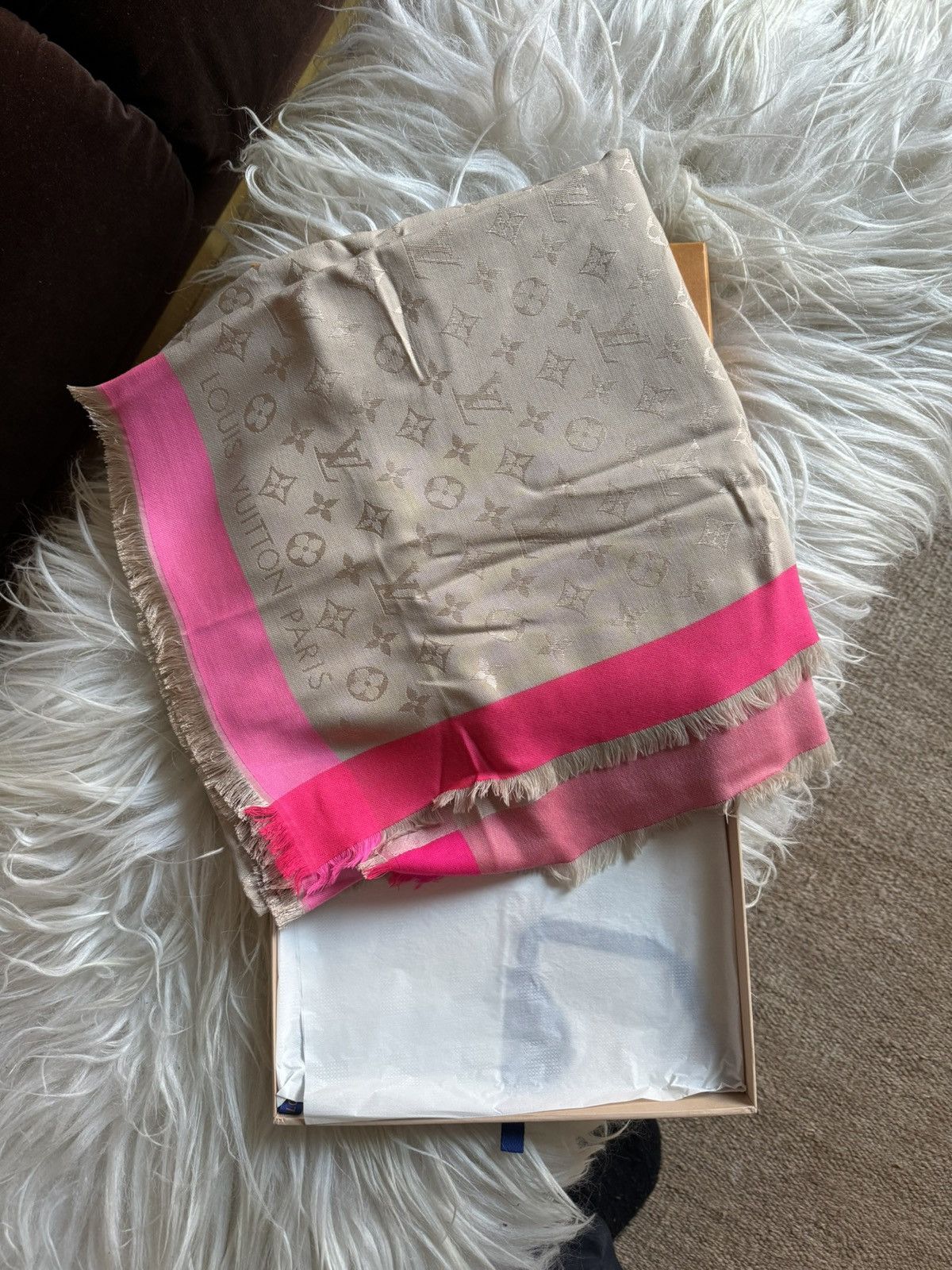Louis Vuitton New LV scarf, never used Size ONE SIZE - 1 Thumbnail