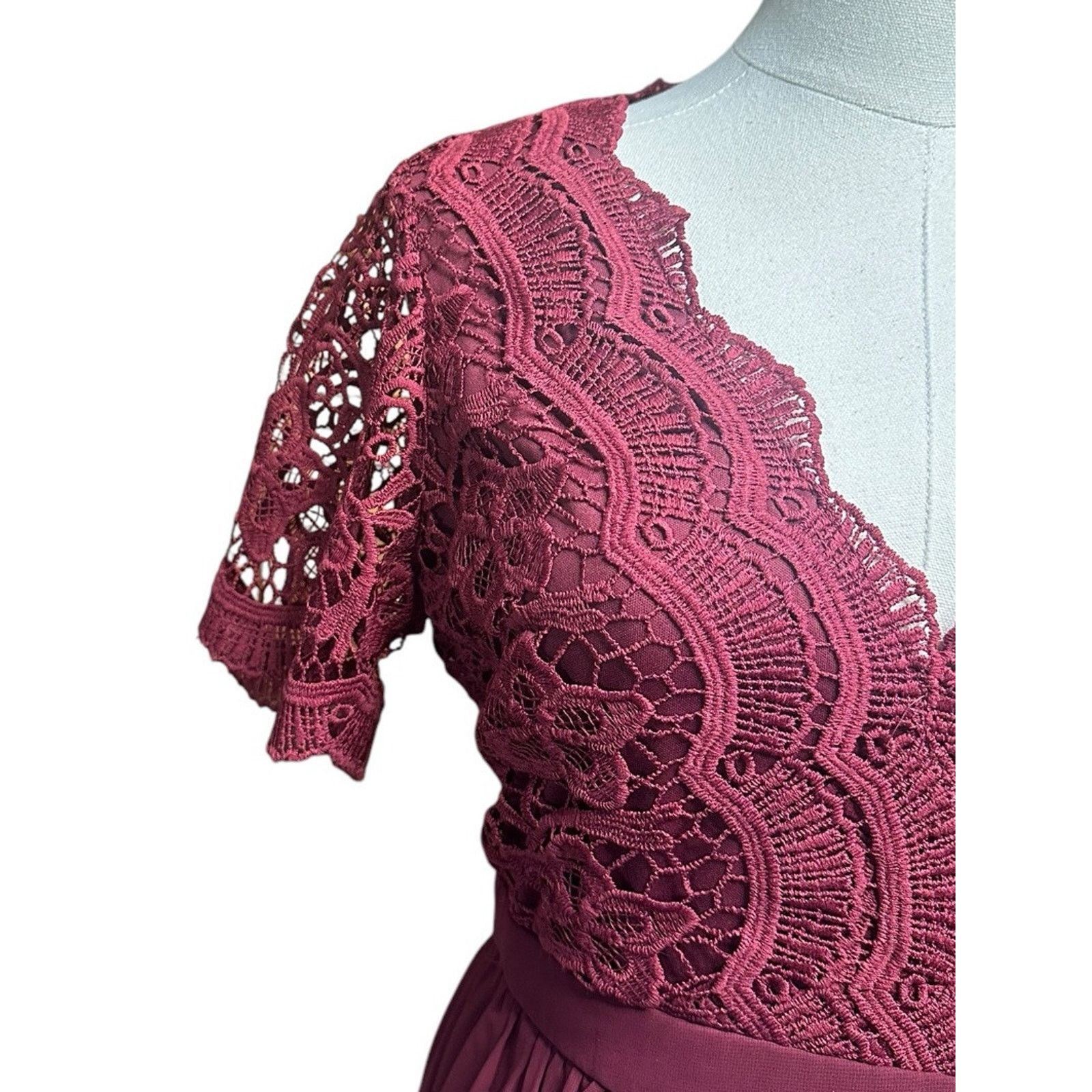 Other Lulus Angel in Disguise Burgundy Lace Dress Deep V Cocktail Size M / US 6-8 / IT 42-44 - 5 Thumbnail