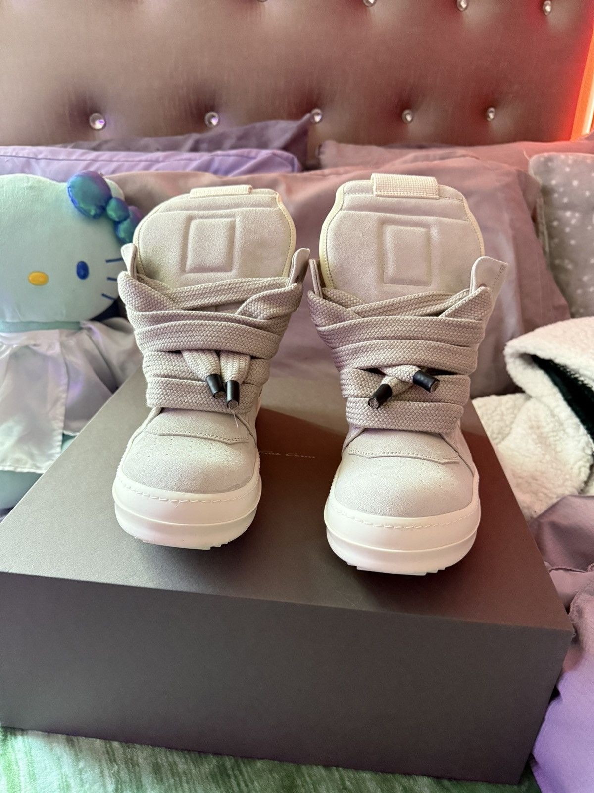Gray and off-white Hollywood JumboLace Geobasket