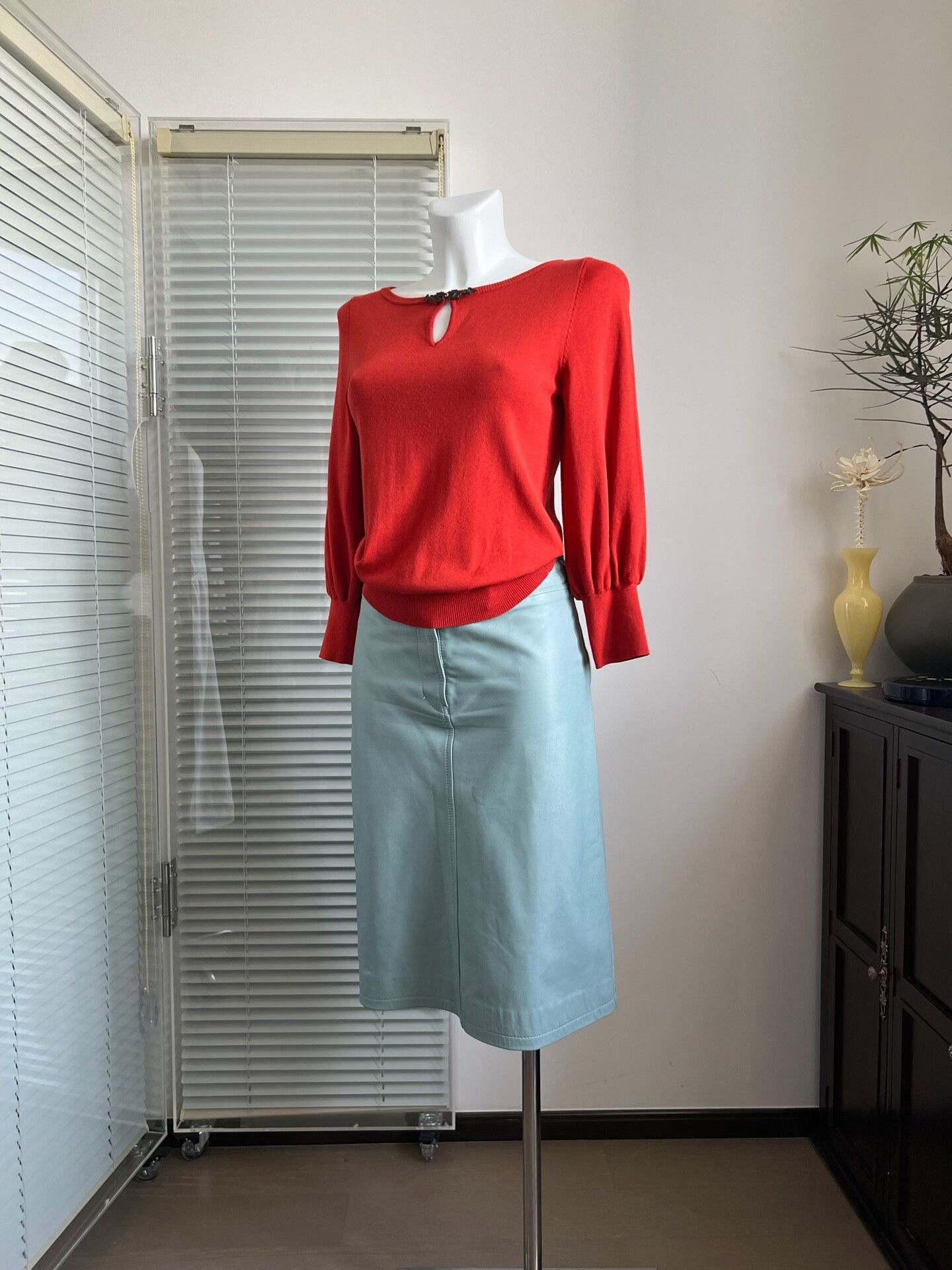 Vivienne Tam VIVIENNETAM Red 7-Sleeve Dragon Button Knit Size M / US 6-8 / IT 42-44 - 1 Thumbnail