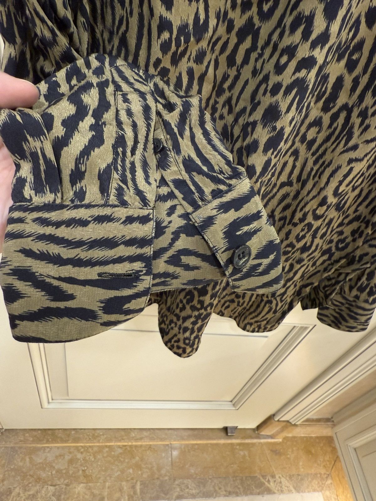 Saint Laurent Paris Leopard print silk shirt size 39 Size US M / EU 48-50 / 2 - 11 Thumbnail