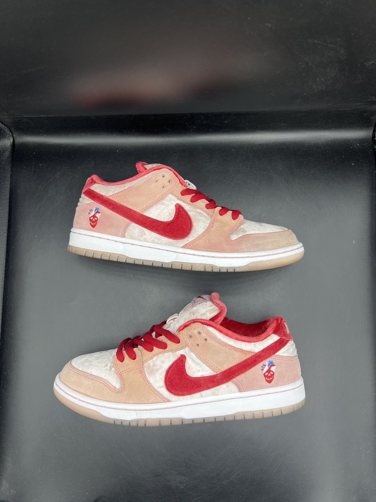 Nike Nike x StrangeLove SB Dunk Low 'Valentine's Day' Size 9 Size US 9 / EU 42 - 2 Thumbnail