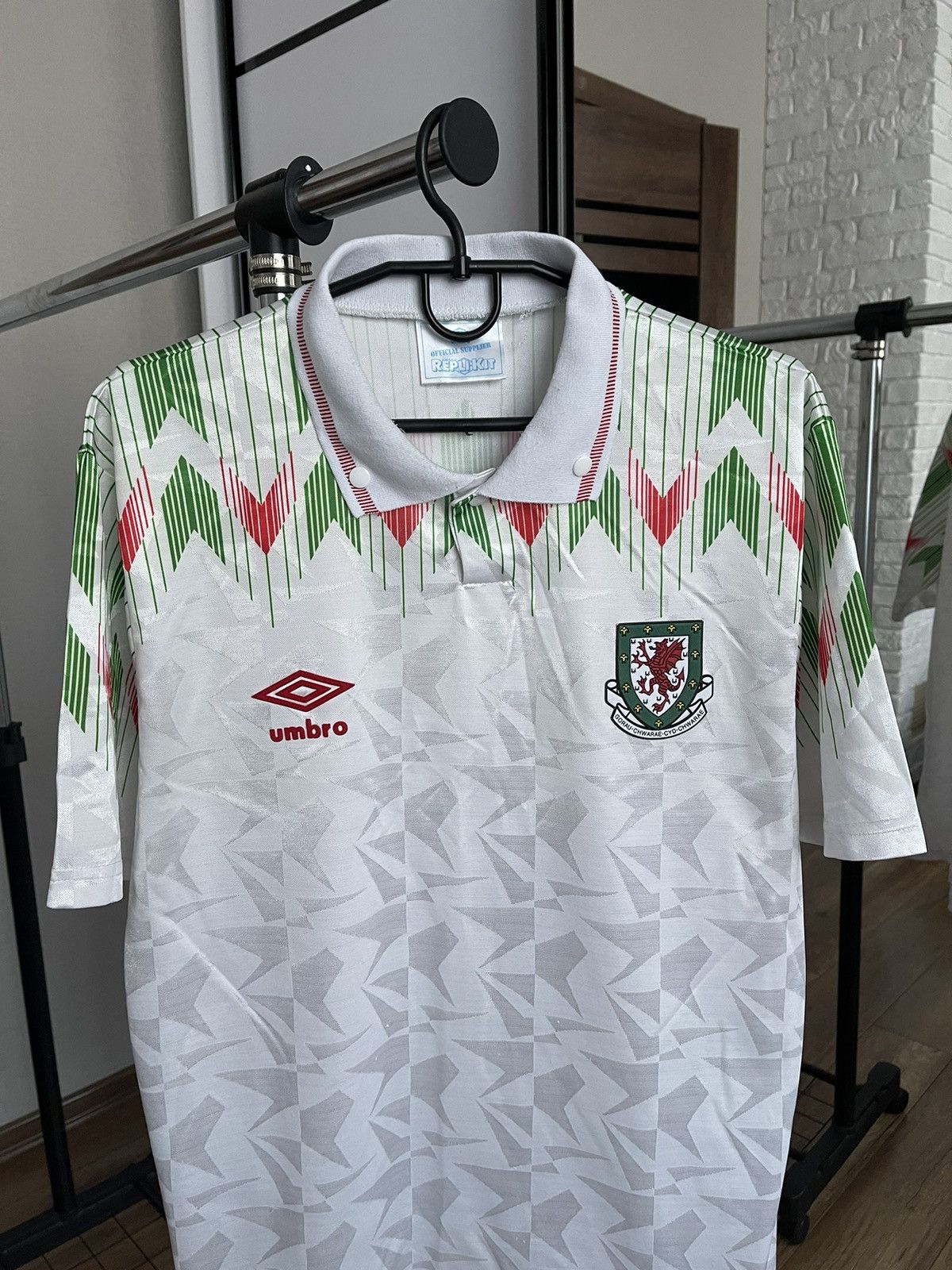 Umbro 1990/1992 Wales Umbro Vintage Away Soccer Jersey Size US L / EU 52-54 / 3 - 3 Thumbnail