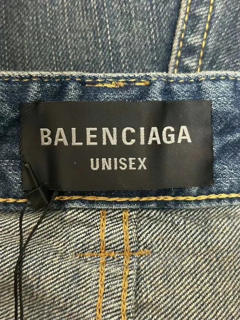 Balenciaga Balenciaga Distressed Denim Shorts. Size US 26 / EU 42 - 3 Thumbnail