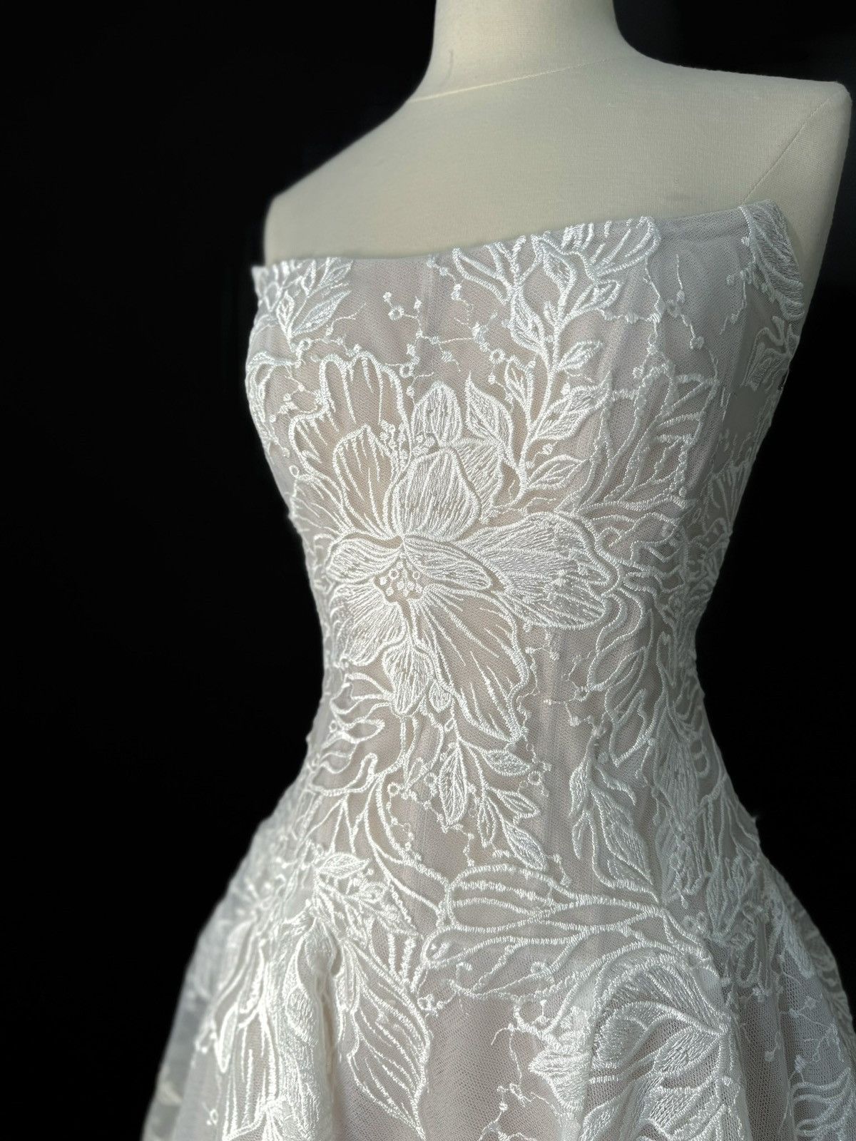 Preloved US 2-4 Anna Augusta Embroidery lace Bridal Gown