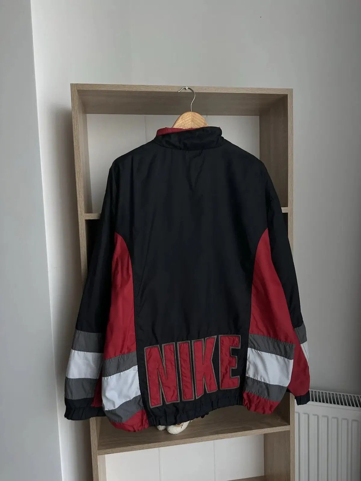 Nike Vintage Nike Black Big Logo Nylon Jacket Y2K Size US L / EU 52-54 / 3 - 7 Thumbnail