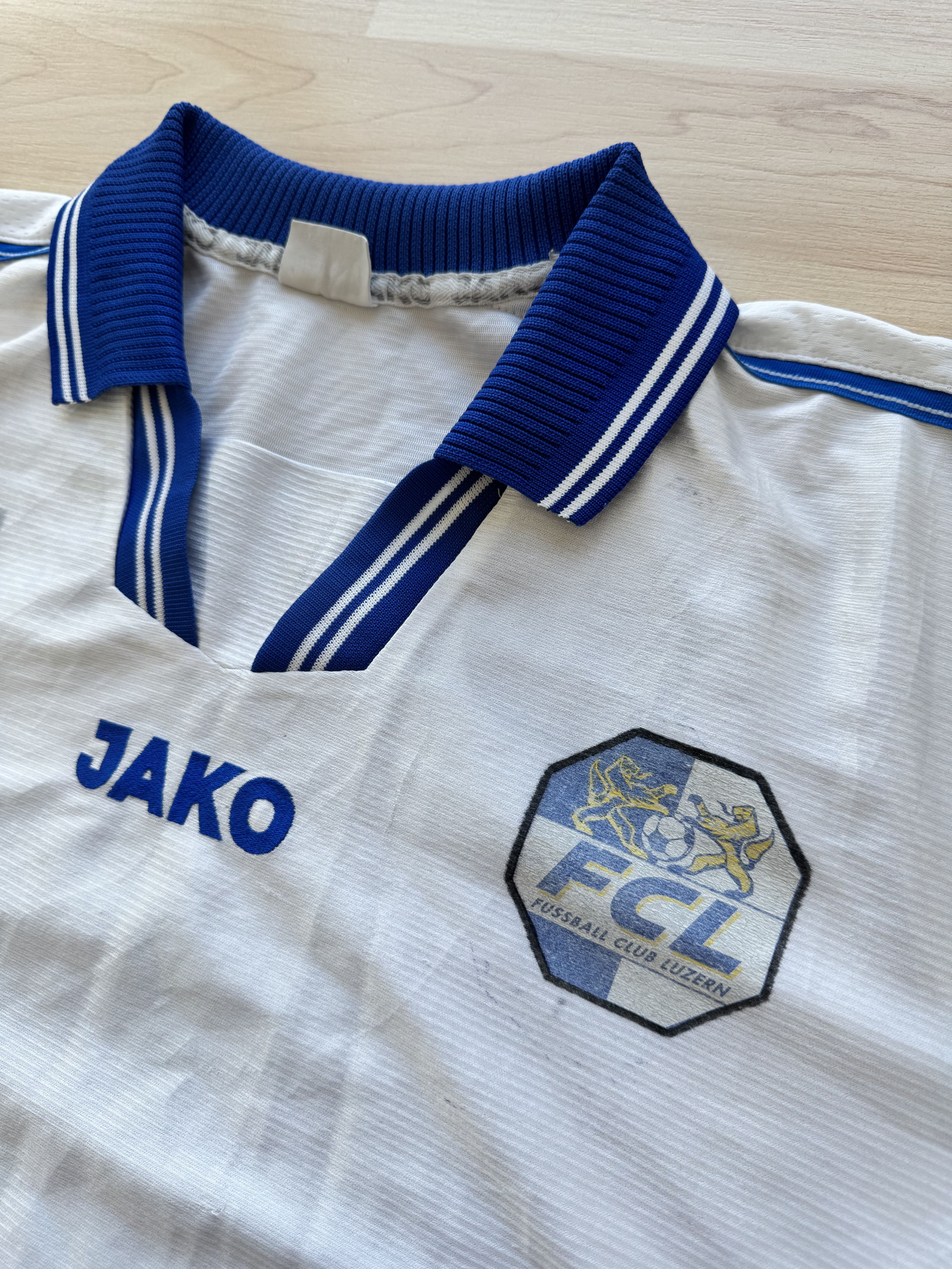 Vintage Vintage Fussballtrikot FC Luzern 2002-03 heim T-shirt Size US XL / EU 56 / 4 - 7 Thumbnail