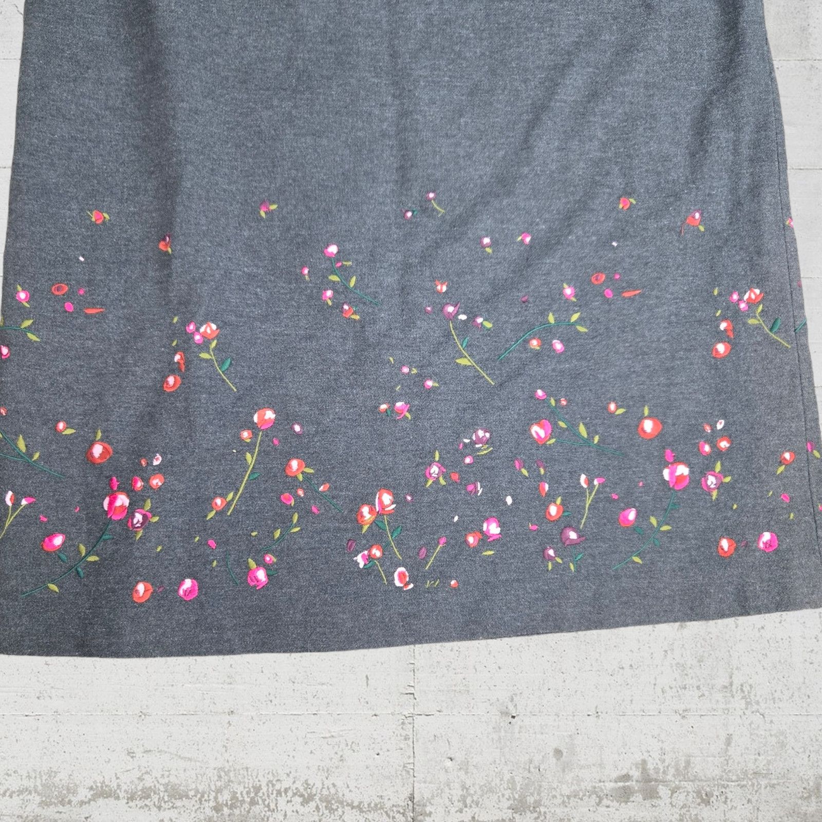 Tommy Hilfiger Y2K Gray Floral Embroidered Maxi Skirt Size 8 Size 30" / US 8 / IT 44 - 3 Thumbnail