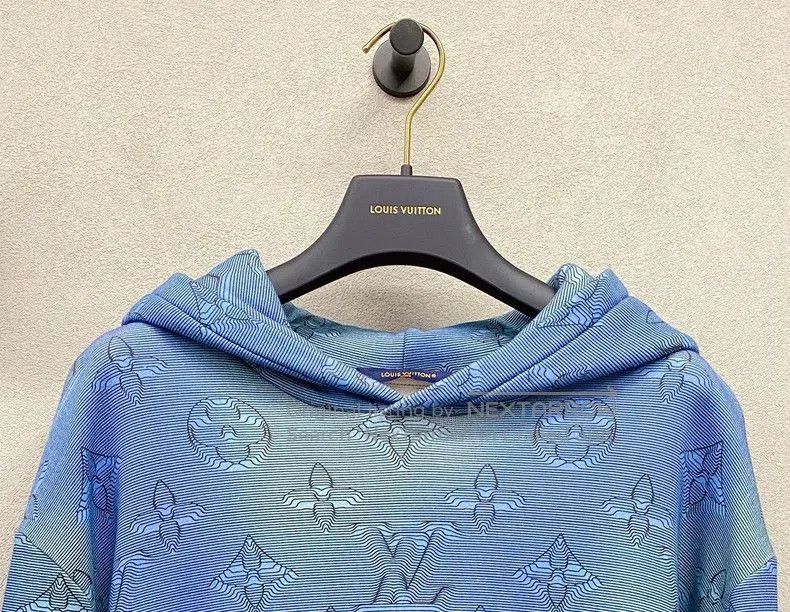 Louis Vuitton Louis Vuitton Blue Gradient Logo Hoodie. Size US M / EU 48-50 / 2 - 5 Thumbnail