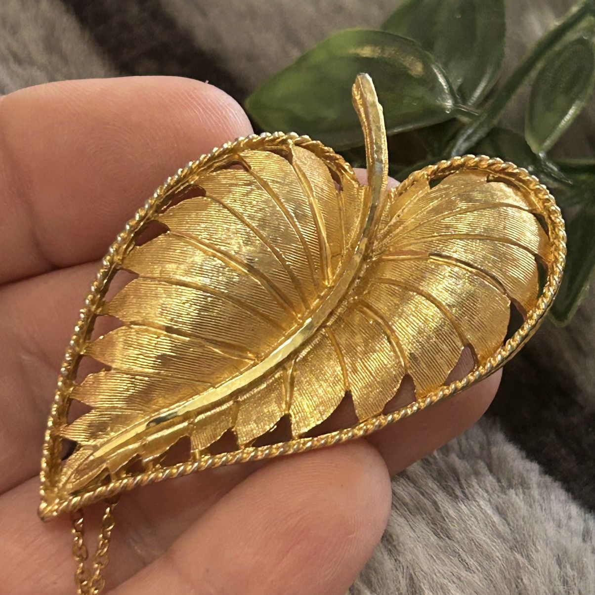 Vintage Vintage 60s B.S.K. gold di-cut textured leaf brooch Size ONE SIZE - 5 Thumbnail