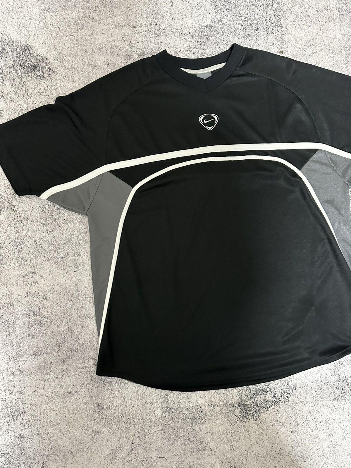 Nike Vintage Nike T-shirt Centre Logo Embroidered Gorpcore Fit Size US L / EU 52-54 / 3 - 5 Thumbnail
