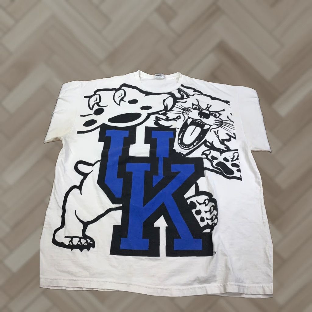 Vintage VINTAGE Kentucky Wildcats Shirt Mens 3XL White Aop College Sports Logo T-Shirt Short Sleeve Crew Neck Size US XXL / EU 58 / 5 - 1 Thumbnail