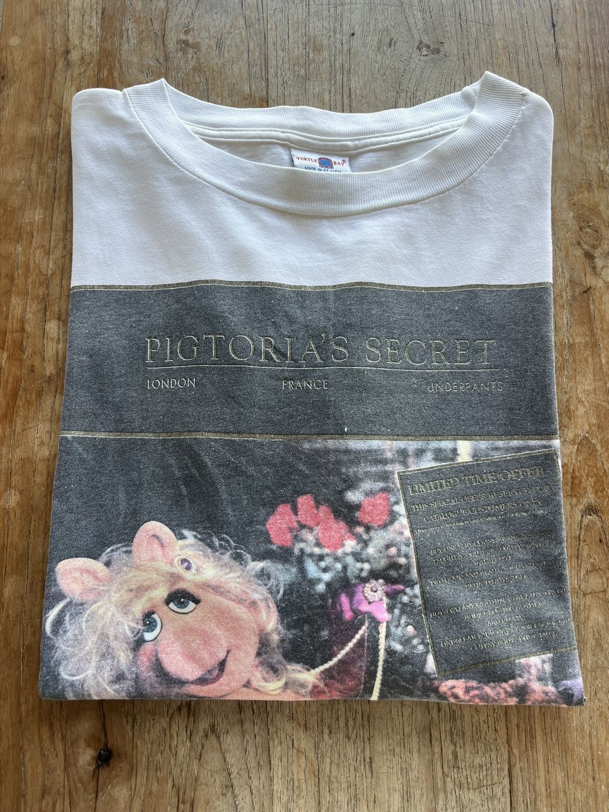 Vintage Vintage PIGTORIA’S SECRET 90’s parody by Jim Henson Tshirt Size US XL / EU 56 / 4 - 1 Thumbnail