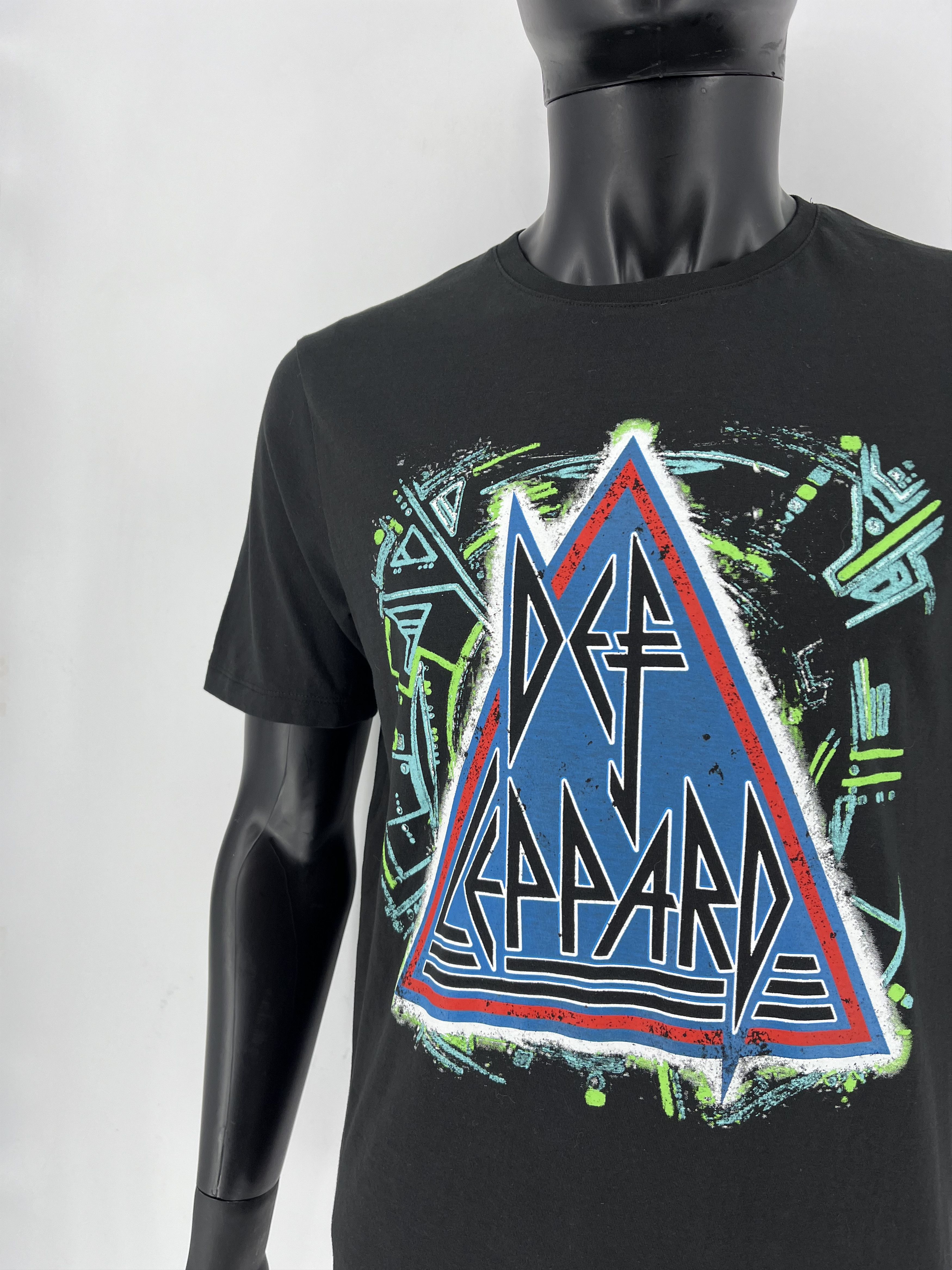 Band Tees Vintage Y2K Def Leppard Band Tee Size M Size US M / EU 48-50 / 2 - 7 Thumbnail
