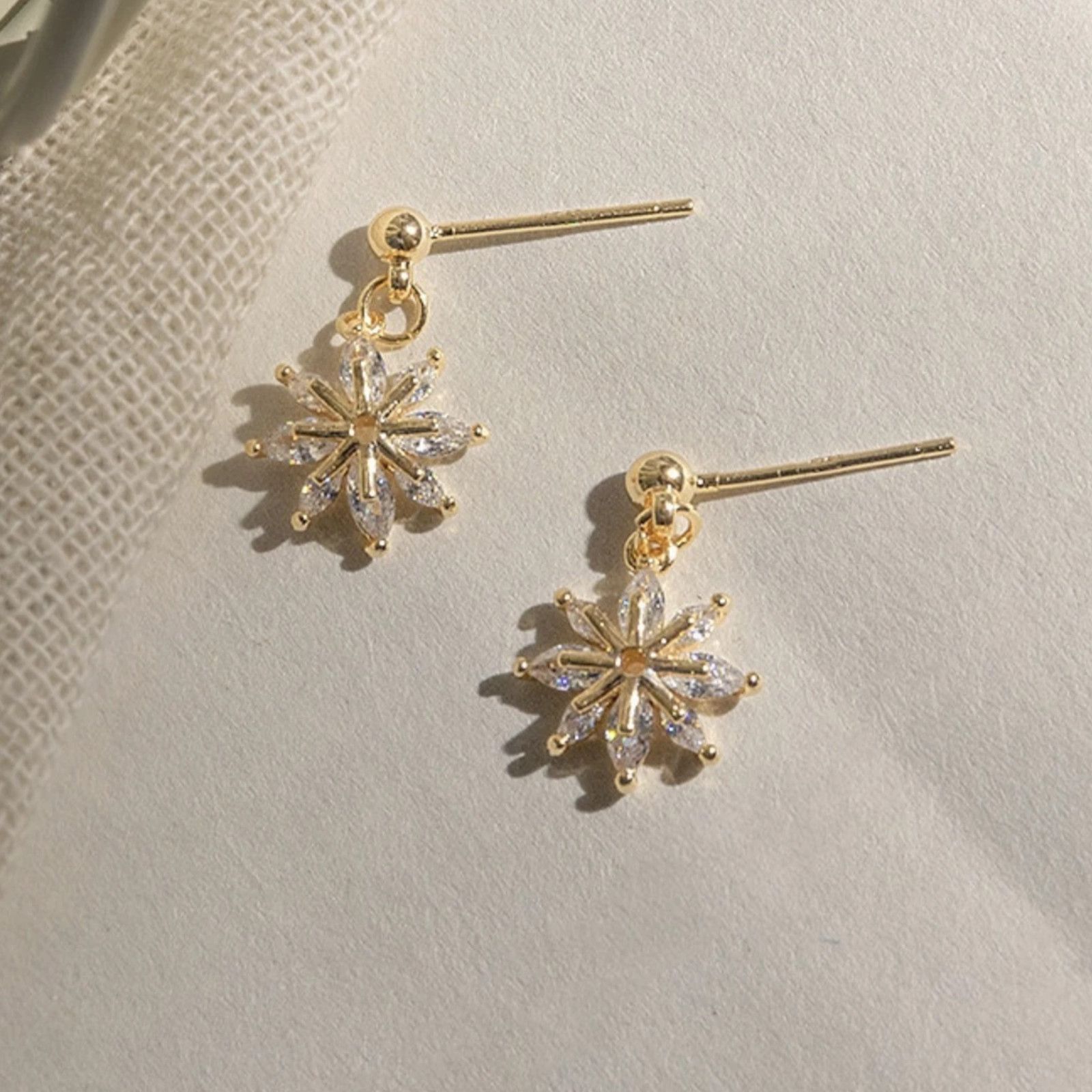 & Other Stories Skylier Shiny Star Crystal Gold Earrings Size ONE SIZE - 6 Thumbnail