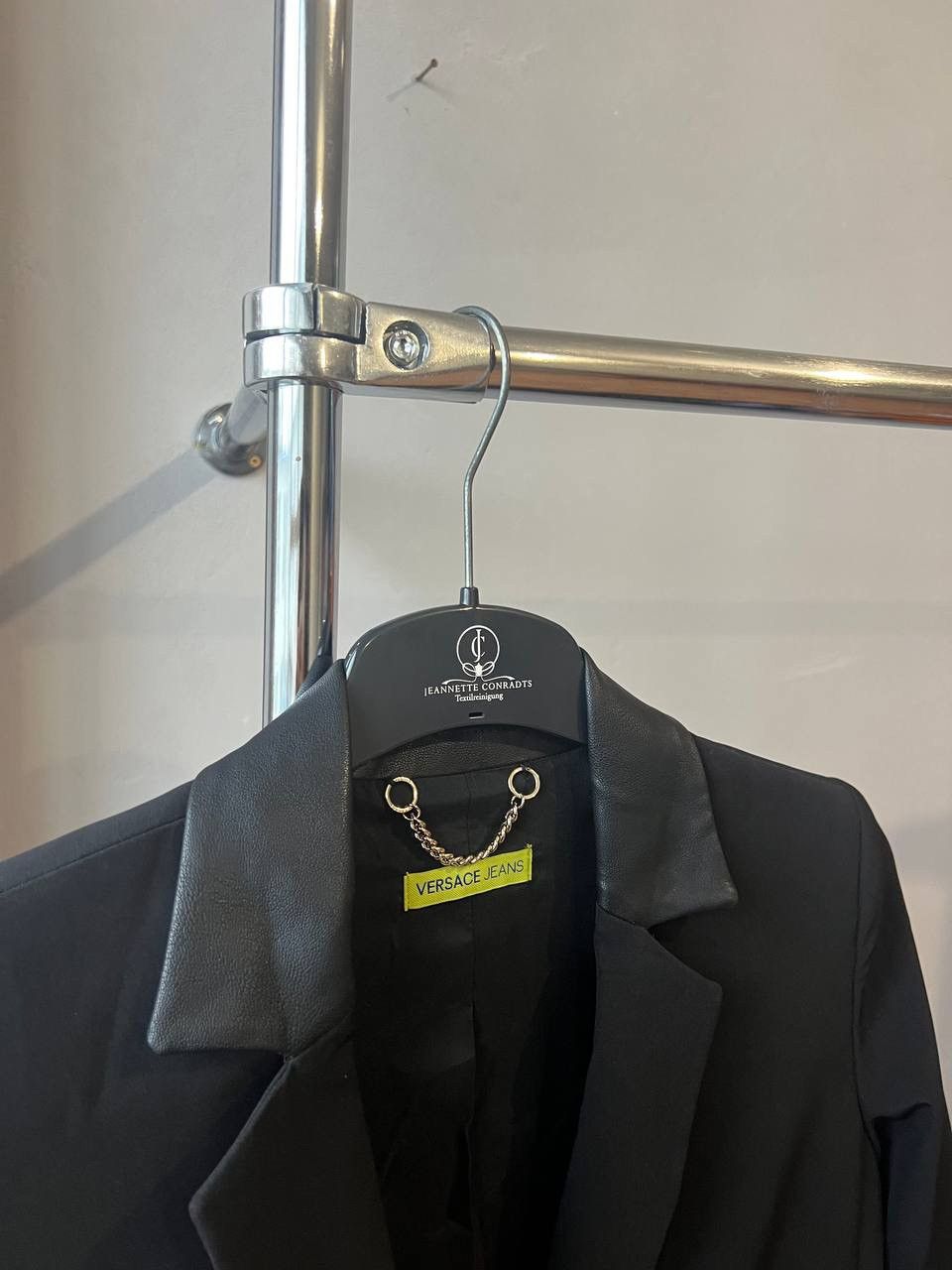 Versace Jeans Couture VERSACE JEANS RARE WOMEN DESIGNER SOLID SMOKING JACKETBLAZER Size XS / US 0-2 / IT 36-38 - 7 Thumbnail