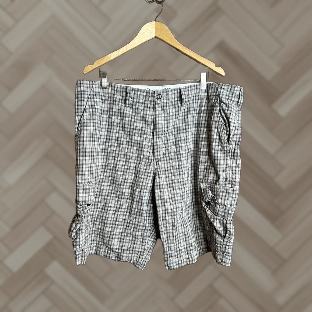 Eddie Bauer VINTAGE Eddie Bauer Men's Bermuda Shorts Plaid Gray Madras 90s Preppy FAll Spring Summer Casual Regular 40 Gray Cotton Zip Front Slash Pocket | Mens Size US 40 / EU 56 - 1 Thumbnail