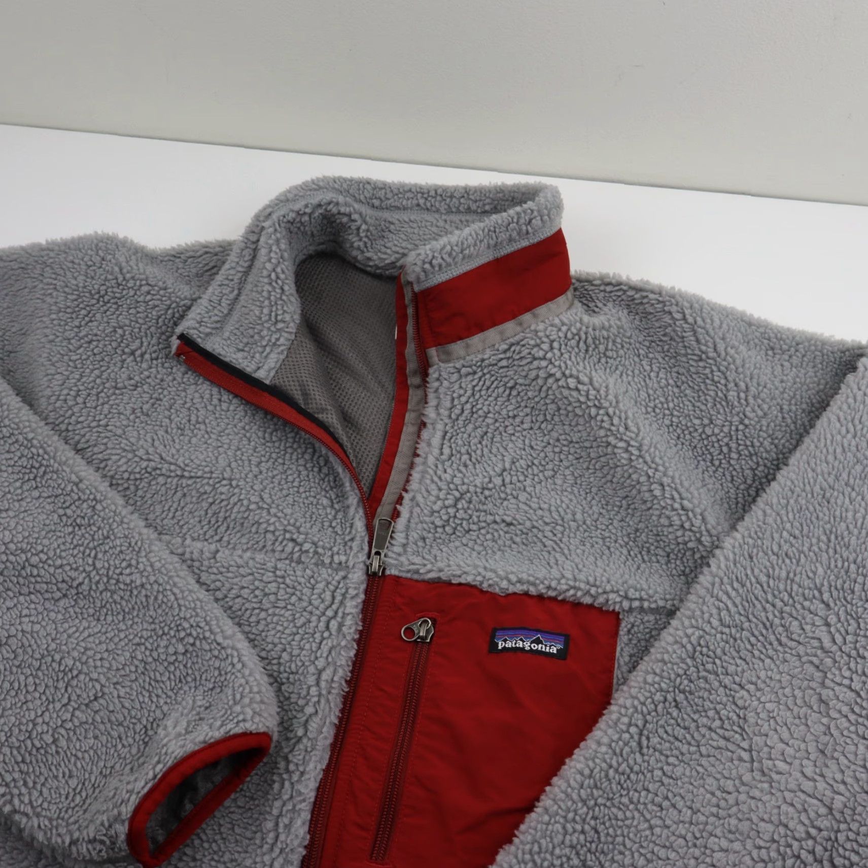 Patagonia VINTAGE Patagonia Retro-X Deep Pile Fleece Jacket Mens XL Gray Red Coat Size US XL / EU 56 / 4 - 4 Thumbnail