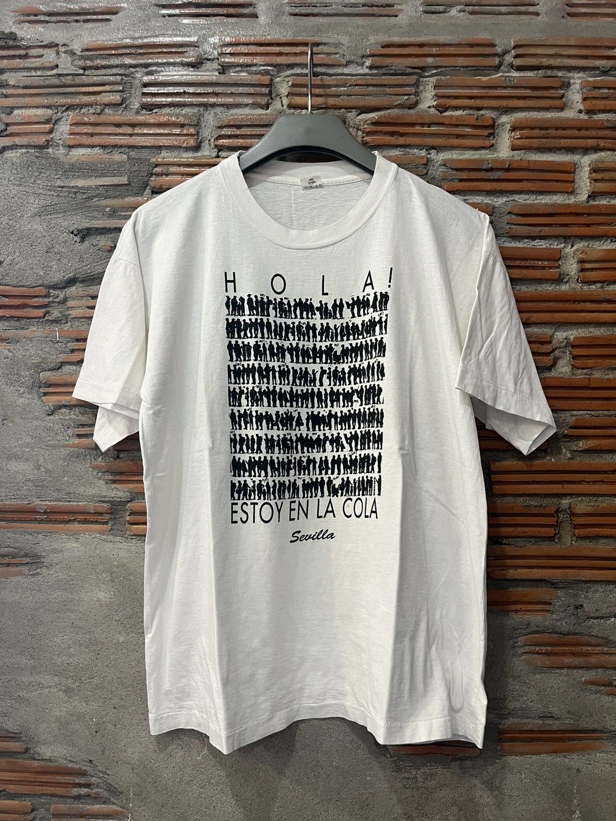 Arts & Science Vintage 90s HOLA Sevilla Spain Souvenir Tee Size US L / EU 52-54 / 3 - 2 Thumbnail