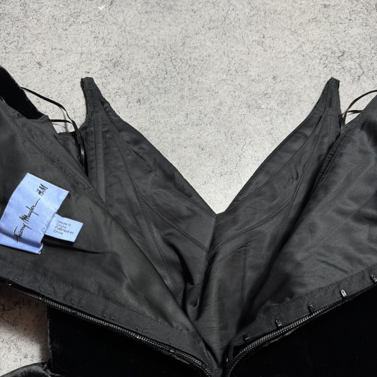 H&M × Mugler Rare Thierry Mugler X H&M Velvet Peplum Dress Black Size XXS / US 00 / IT 34 - 6 Thumbnail