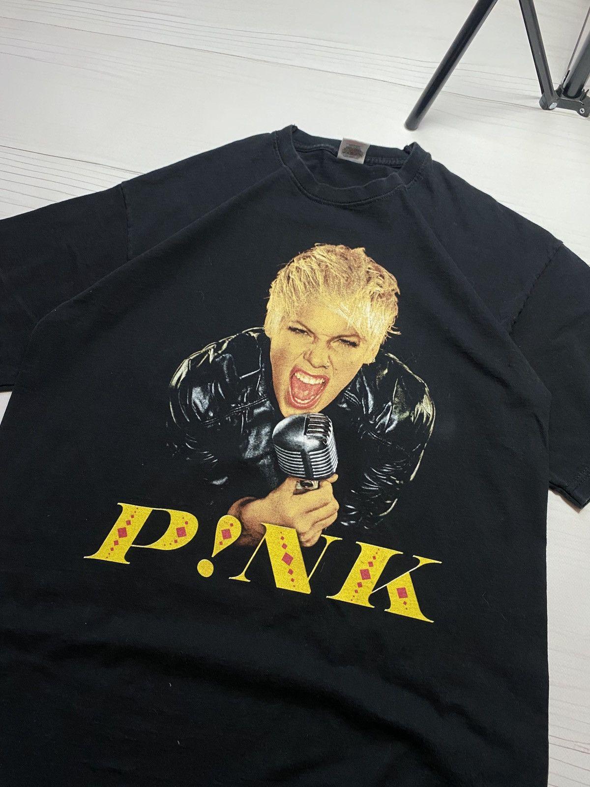 Vintage Vintage Pink Funhouse Tour 2009 Big Logo y2k t shirt Size US L / EU 52-54 / 3 - 4 Thumbnail