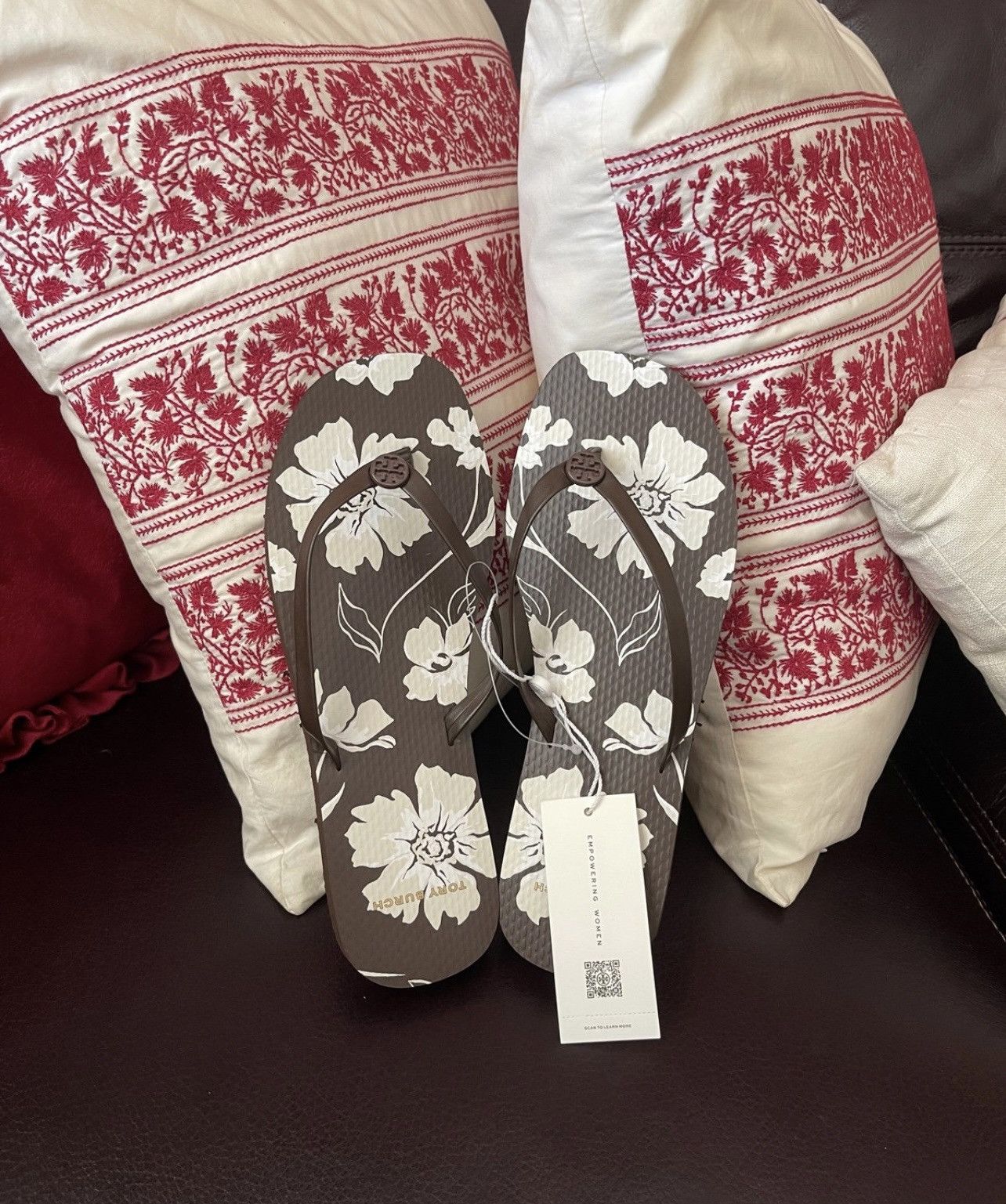 Tory Burch Tory Burch flip flop leather top straps in size 8 Size US 8 / IT 38 - 1 Thumbnail