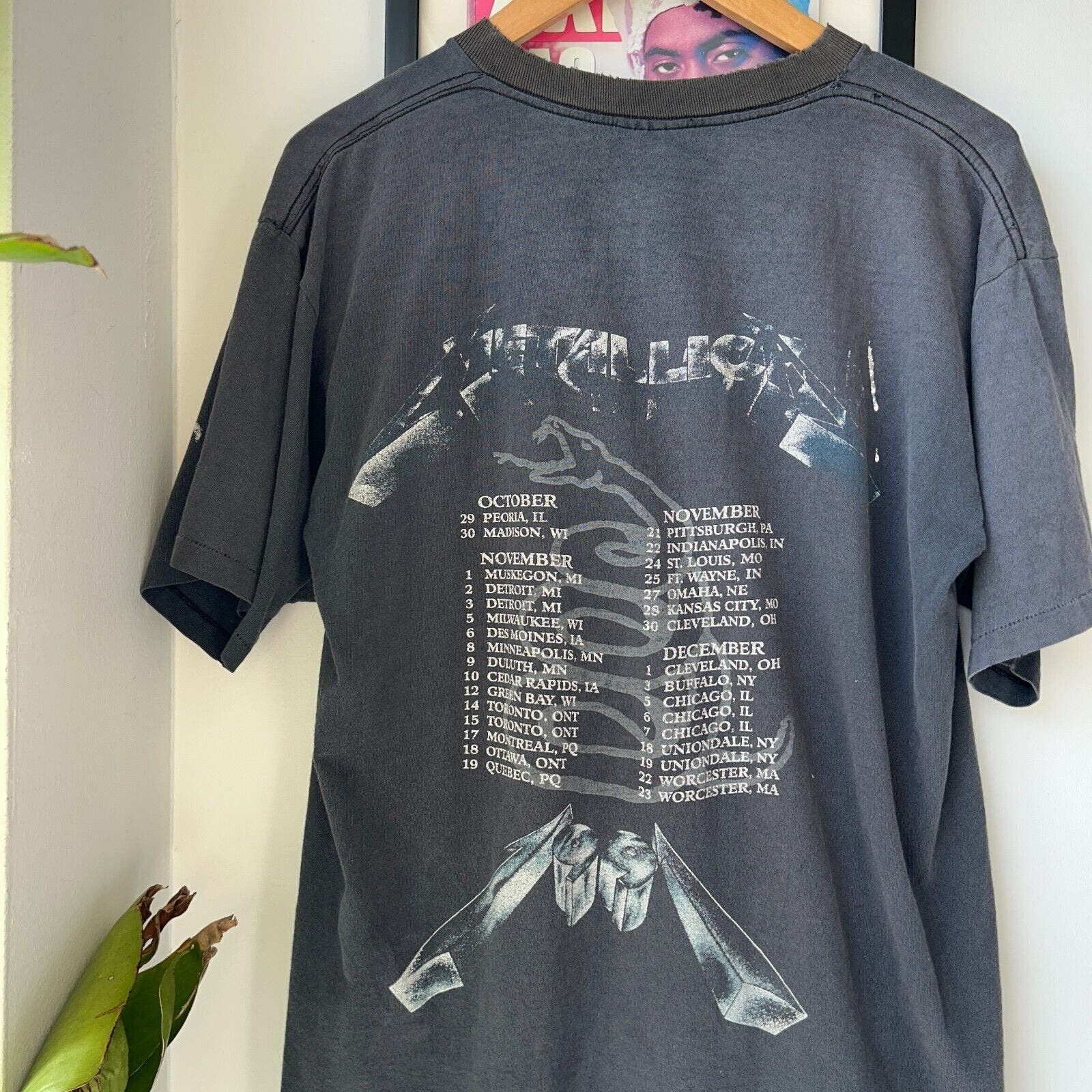 Metallica VINTAGE 1991 | Metallica Black Tour Thrashed Band T-Shirt L Size US L / EU 52-54 / 3 - 8 Thumbnail