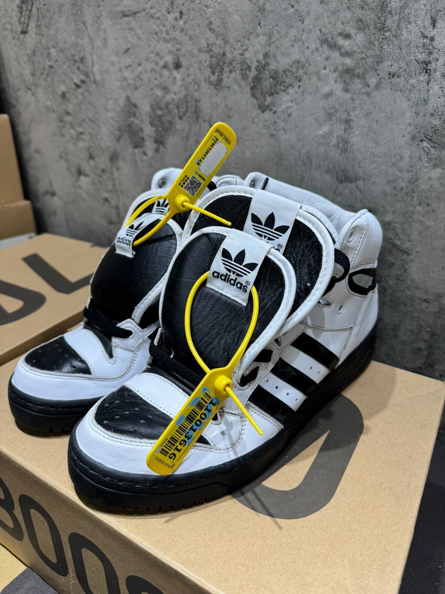 Adidas Adidas Black Lowtop Sneakers 42 Men Size US 9 / EU 42 - 1 Thumbnail