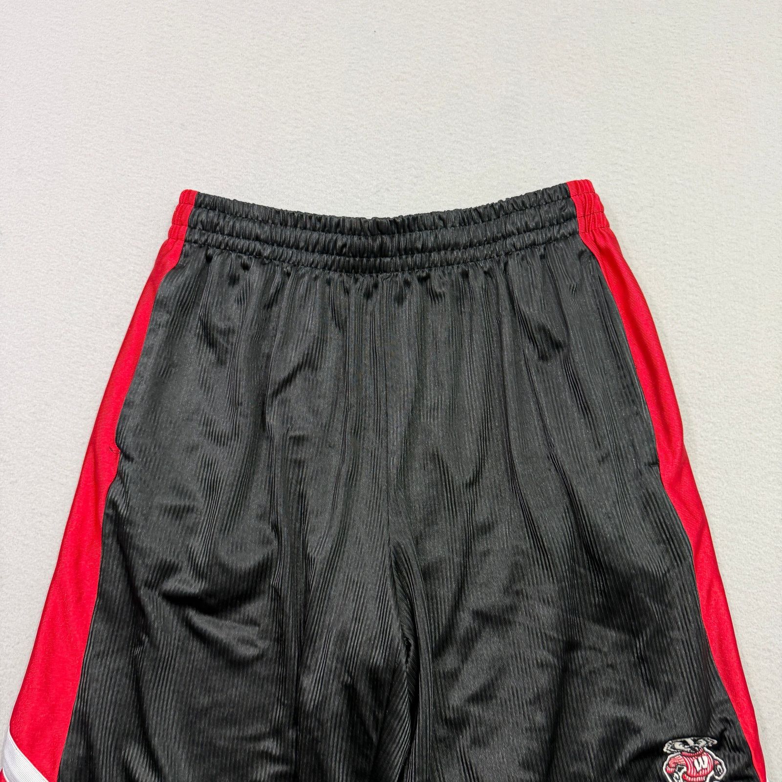 Vintage Vintage Wisconsin Badgers Shorts Men's Extra Large Black Red Size US 34 / EU 50 - 2 Thumbnail
