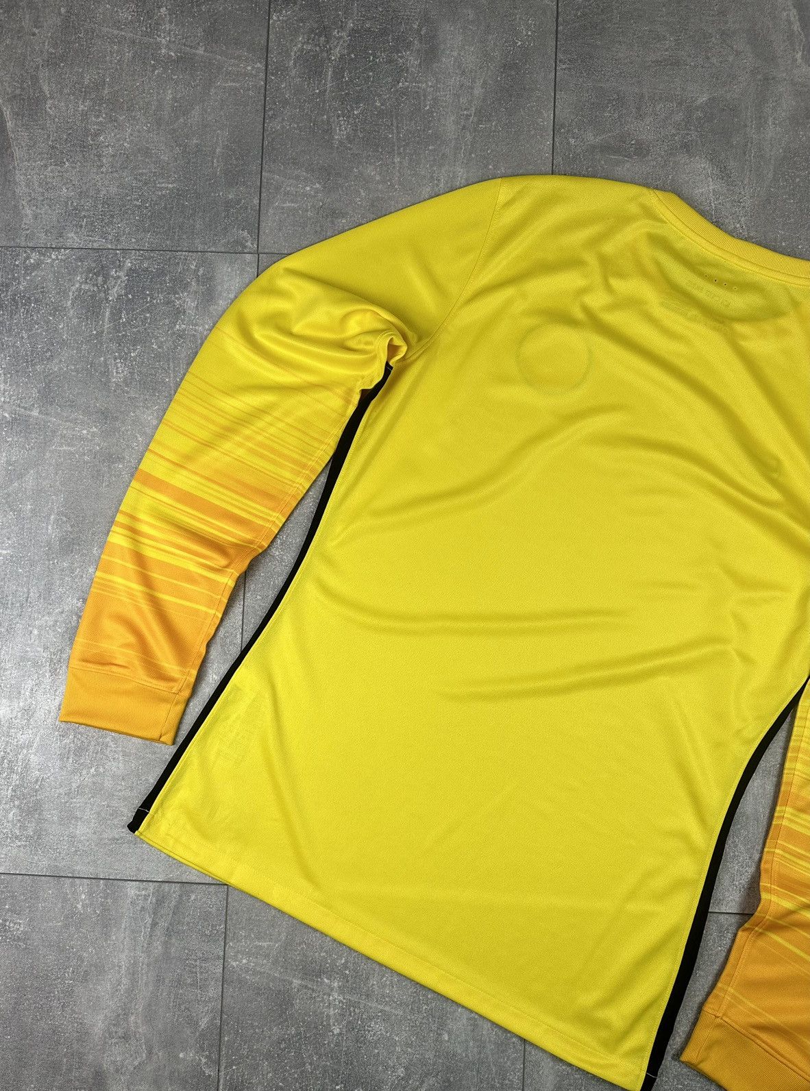Nike Nike Paris Player Issue 2015/16 Goalkeeper Long Sleeve Size US L / EU 52-54 / 3 - 16 Thumbnail