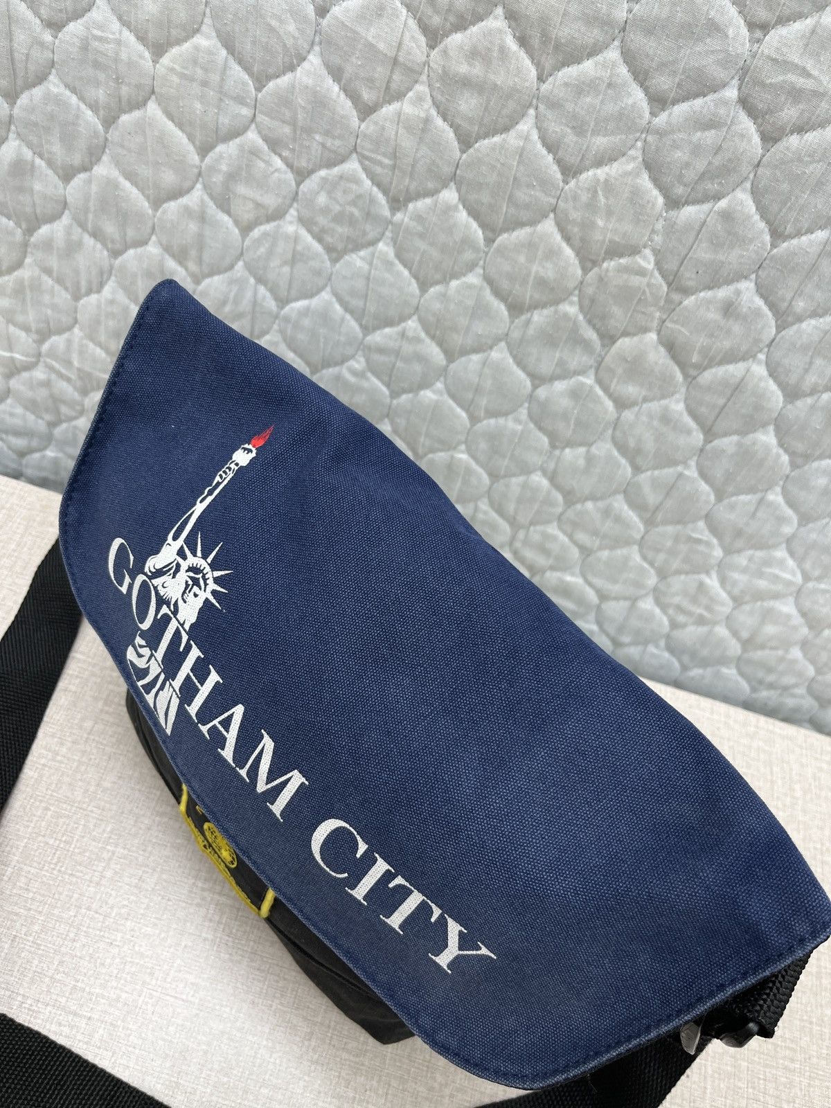 BEAMS GOTHAM CITY SLING BAG