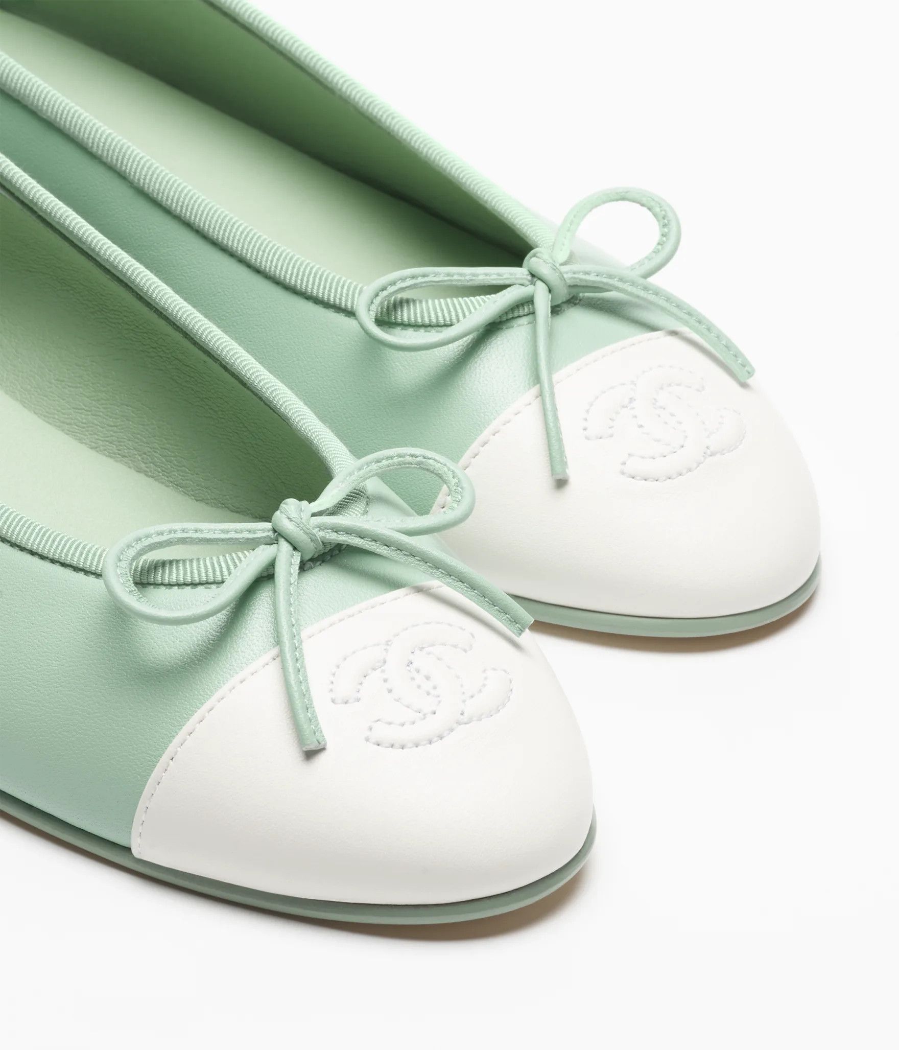 Chanel 26S Mint White Leather CC Logo Ballet Ballerina Flat 38 Size US 8 / IT 38 - 6 Thumbnail