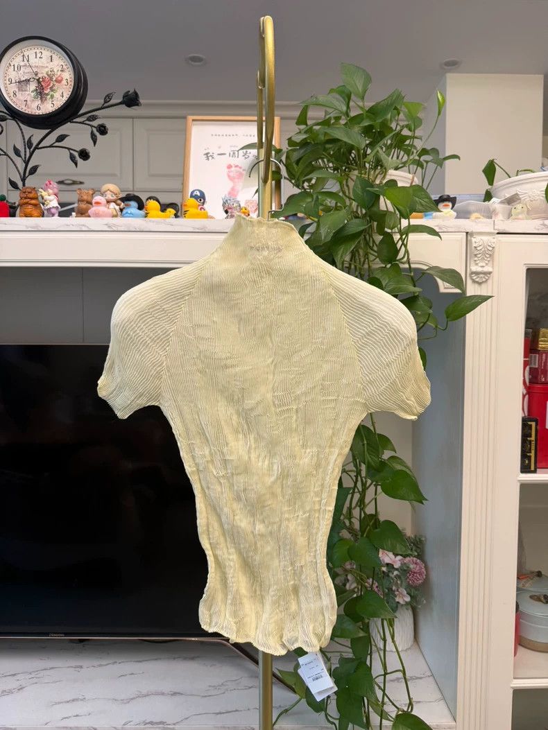Issey Miyake Issey Miyake size:2 Yellow pleated short-sleeved shirt Size XS / US 0-2 / IT 36-38 - 1 Thumbnail