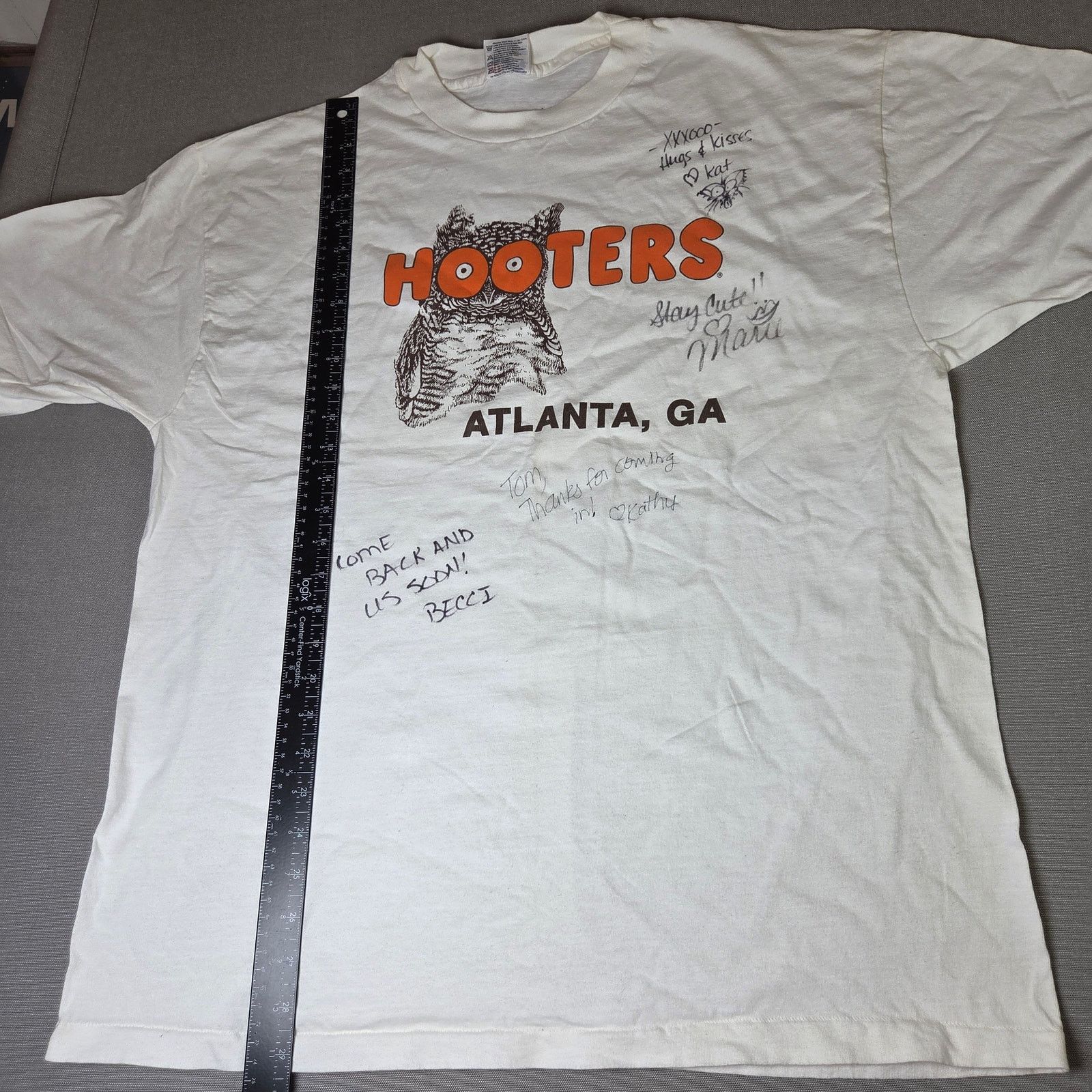 Hanes Hooters Atlanta GA Signed Vintage Tee XL USA Size US XL / EU 56 / 4 - 11 Thumbnail